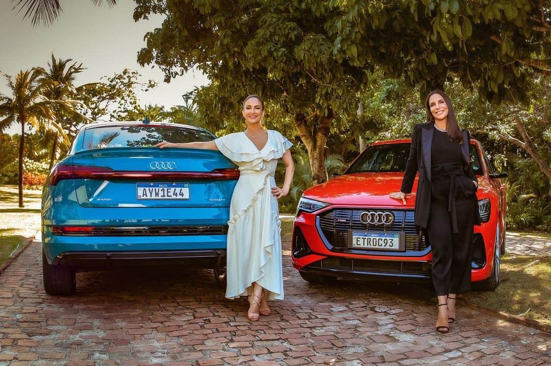 Claudia Leitteのインスタグラム：「Se liga no primeiro spoiler da live de sábado: Pra este carnaval, o trio não vai às ruas, mas, Eu e @ivetesangalo já organizamos nossa chegada triunfal num CARRO ELÉTRICO, o maravilhoso Audi e-tron, modelo 100% elétrico da @audibr! 🤩 Obviamente, trocar o TRIO ELÉTRICO pelo CARRO ELÉTRICO é uma atitude simbólica e não termina por aí. Nossa parceria com a Audi também irá beneficiar financeiramente o projeto @AmigosDoBem. Então, bora curtir e fazer o bem nessa live massa! 😉 #IveteClaudiaEVocê」