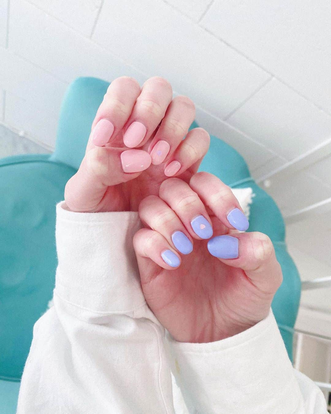 金澤絵美利のインスタグラム：「NEW NAIL💅🏼💖💜 . ちょっと先取りで 春意識のパステルカラーネイル🕊 さりげなくハートのホログラムで ちょっぴりバレンタイン意識も🤭♡︎ 柄に合わないデザインだけどお気に入り🥺 . 今回のネイルは 愛してやまない地元で見つけた オシャレなネイル屋さんにお願いしました🎈 (⚠️PRとかではありません！) 💖 @nailsalon.gatherparty 💖 . 店内がほんとにオシャレで スタッフの方も優しくて楽しくて…！ あっという間の時間🥺♥️ また、次回行くのが楽しみっ😘 . . #newnail #nail #nails #spring #valentine #pastelcolors  #ネイル #パステルネイル #春ネイル #バレンタインネイル #シンプルネイル #お菓子作り #クッキー #ファッション」