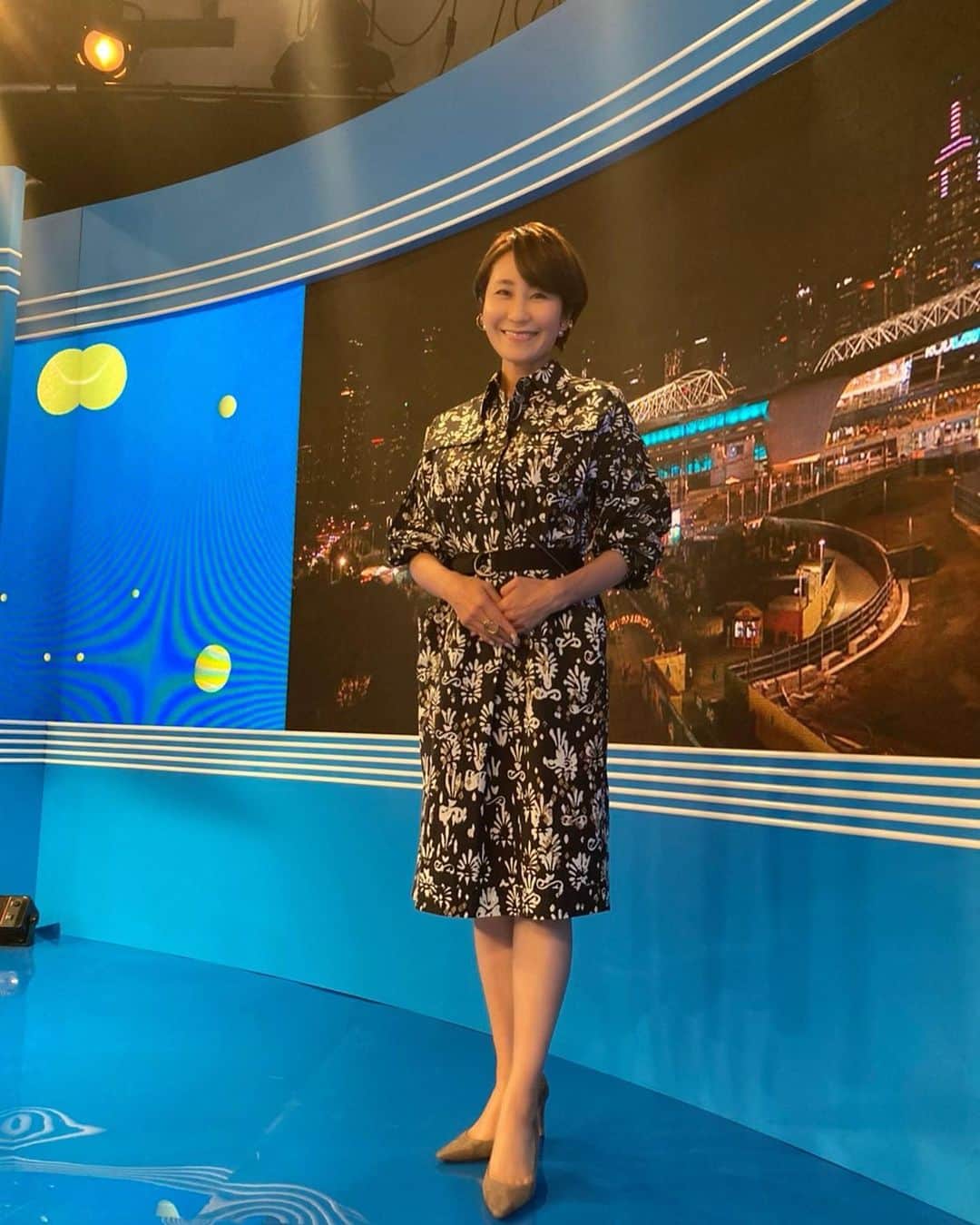 森上亜希子のインスタグラム：「本日の衣装です。  今日はスタジオから坂井利彰さんとお伝えしました！  大坂選手、ホントに強かったですね‼️  Styling by @mari_takarada   @itscividini  #cividini  #nhk #解説 #衣装 #テニス #tennis」