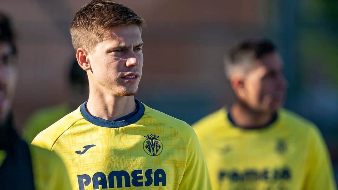 ビジャレアルCFのインスタグラム：「El argentino @juanfoyth analiza su condición de 'comodín' de @unaiemery_:  “Uno se adapta a las necesidades del equipo, lo importante no es mostrarte tú, lo importante es que el equipo haga bien las cosas".   ¡¡¡𝐆𝐑𝐀𝐍𝐃𝐄, 𝐉𝐔𝐀𝐍 💪💪💪!!! . The Argentinean @juanfoyth analyses his role as @unaiemery_’s Mr. Versatile.  “You adapt to what the team needs, what’s important isn’t showing yourself off, what’s important is that the team performs well.”  What a guy Juan is 💪💪💪!!! . #Villarreal #futbol #soccer #football #submarino」