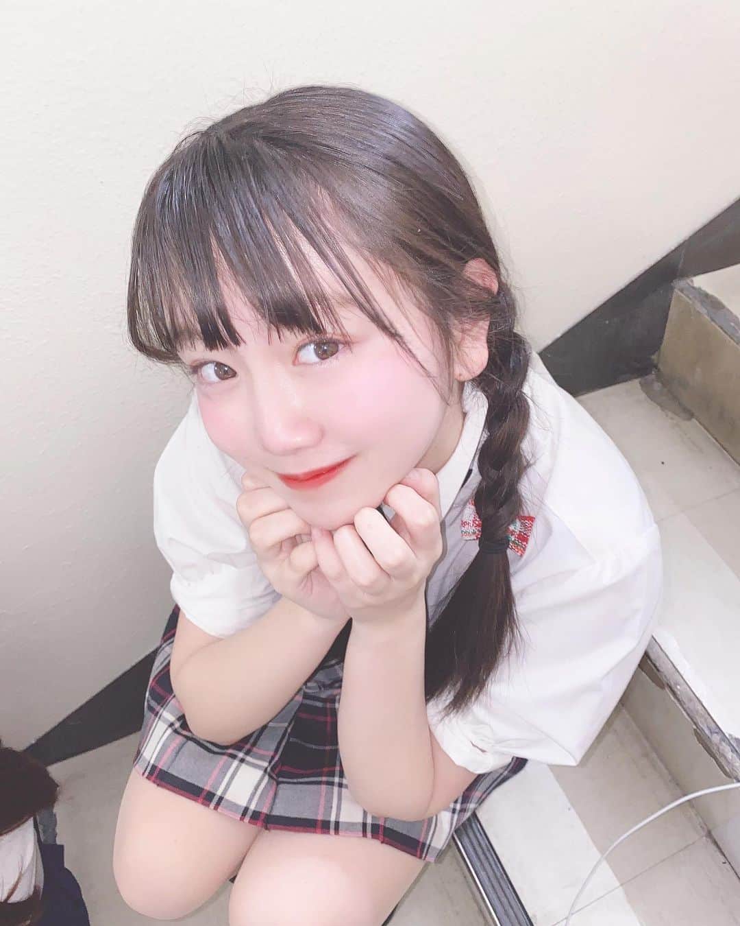 村田万葉のインスタグラム：「👔 ・ 制服！！ ・ ・ ライブで制服着るの新鮮でたのしかったな！ ・ ・ ・ #制服 #なんちゃって制服 #ブレザー #三つ編み #ネクタイ」