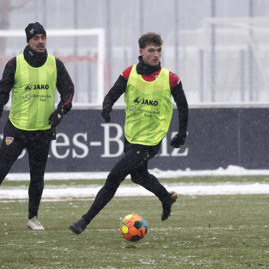 VfBシュトゥットガルトのインスタグラム：「Vorbereitung im #WinterWonderland auf #VfBBSC 🌨⚽️⚪🔴 --- #auscannstatt #vfbstuttgart1893 #vfbstuttgart #training #VfB #snow  #furchtlosundtreu #VfBInsta」
