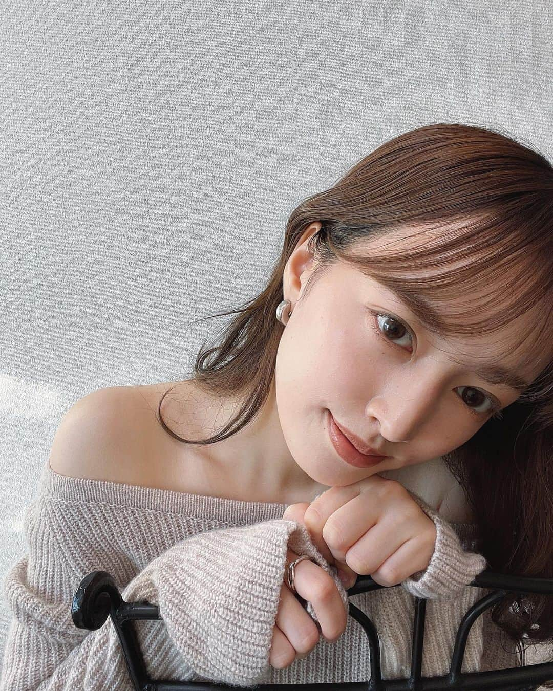 梛野里佳子のインスタグラム：「今日はいいことたくさんありすぎた🧡  YSLの新作リップから粘膜リップまで縛りで動画にしました🧡  新作シャドウかわいすぎなので一緒に買うリップ参考にしてもらえるとうれぴんく。  #YSL #イブサンローラン #粘膜リップ #ミルクティーベージュ #ヴォリュプテシャイン #デパコス #マスクメイク #リップ #youtube #makeup #yvessaintlaurent #herlipto #SNIDEL」