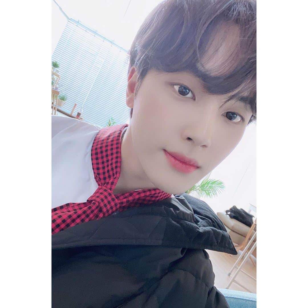 チュ・ハンニョンのインスタグラム：「210210 • [TWITTER: WE_THE_BOYZ] "Today, Haknyeon is the chef, What do The B want to eat?"」