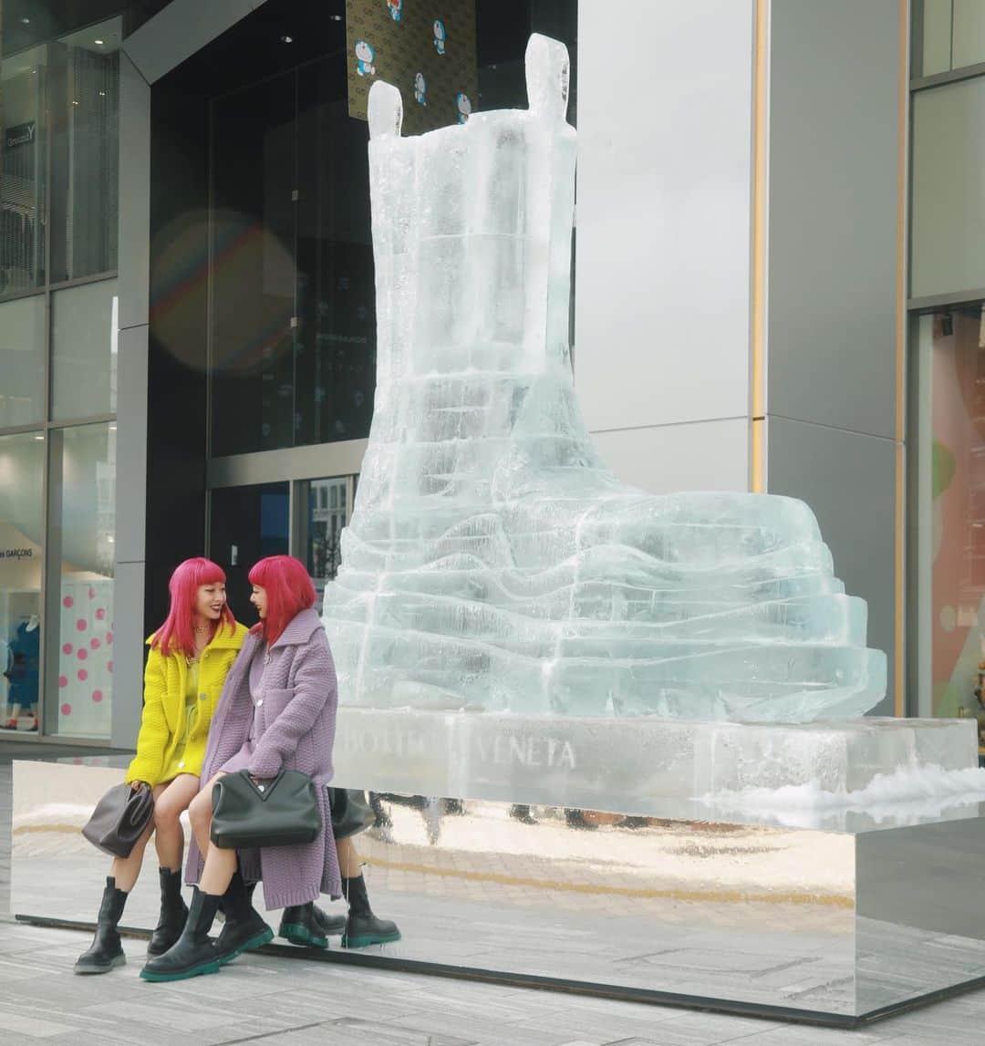 AMIさんのインスタグラム写真 - (AMIInstagram)「Bottega Venetaの人気アイテムのアイススカルプチャーのインスタレーション🤍 渋谷パルコにて展示されていた 私達も愛用してるボリューミーなソールがアイコニックな「ザ・タイヤ ブーツ」をモチーフにしたアイススカルプチャー❄️ 全部氷で出来ていてとっても美しかった✨」2月10日 22時11分 - amixxamiaya