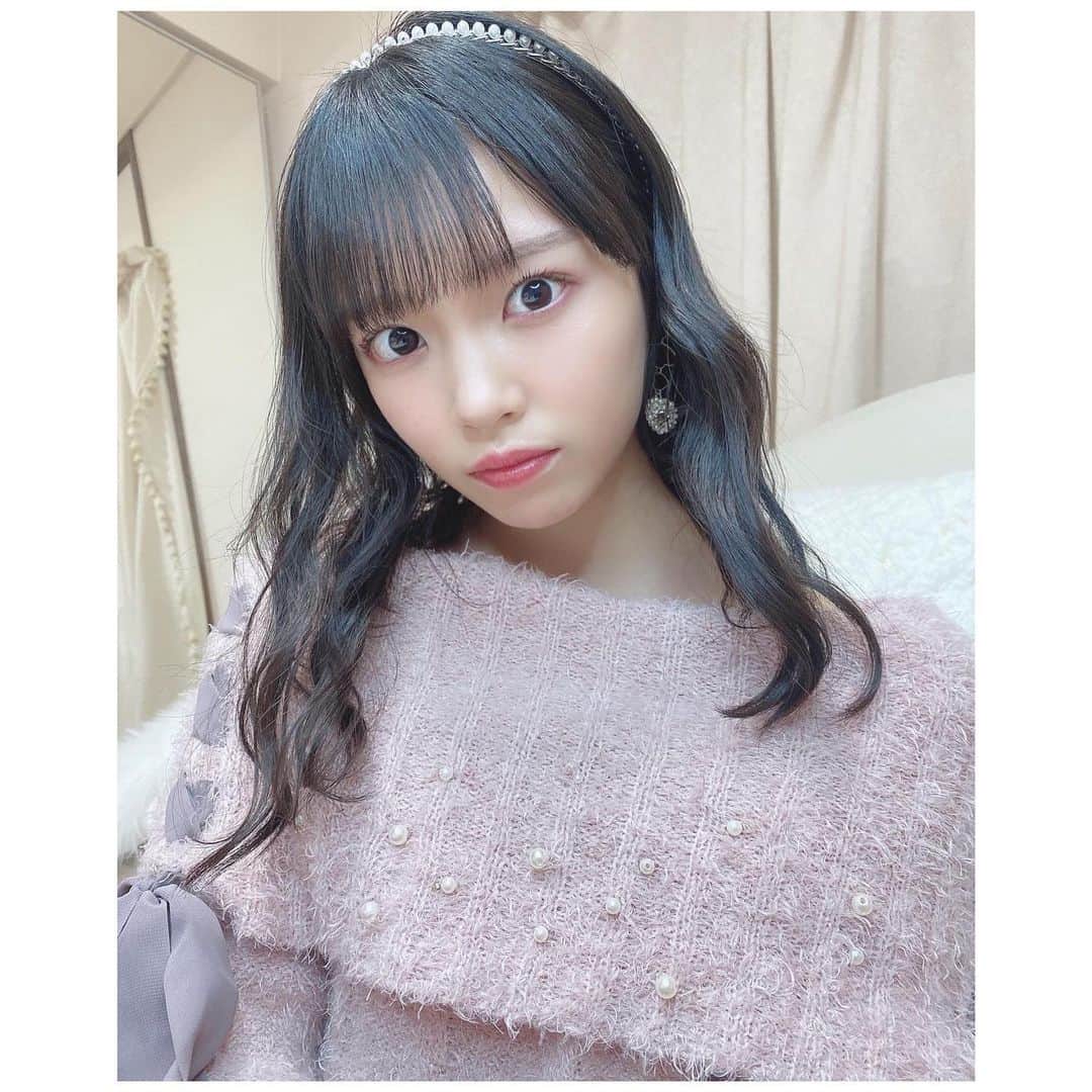 のインスタグラム：「ん？﻿ ﻿ 好きか？🎀﻿ ﻿ ﻿ ﻿ #冬服#winter#winterfashion#fashion#axesfemme#ヘアアレンジ#巻き髪#ニット#カチューシャ」