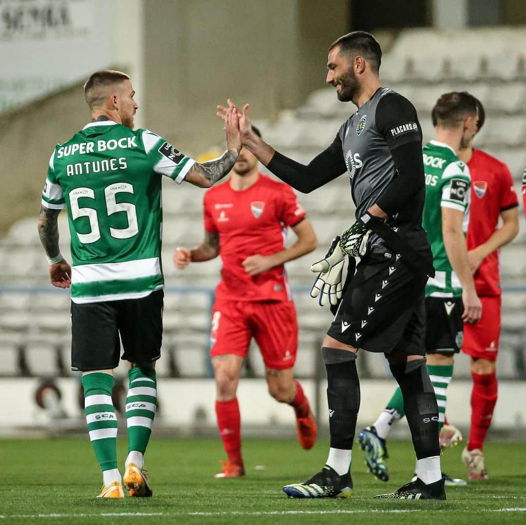 アントニオ・アダンのインスタグラム：「Ontem voltámos a demonstrar que esta equipa acredita até ao fim. Grande capitão, @SebastianCoates! ⚽⚽ Ayer volvimos a demostrar que este equipo siempre cree y lucha hasta el final. Grande capitán! Somos leões! Somos @Sporting_CP! 🦁💚」