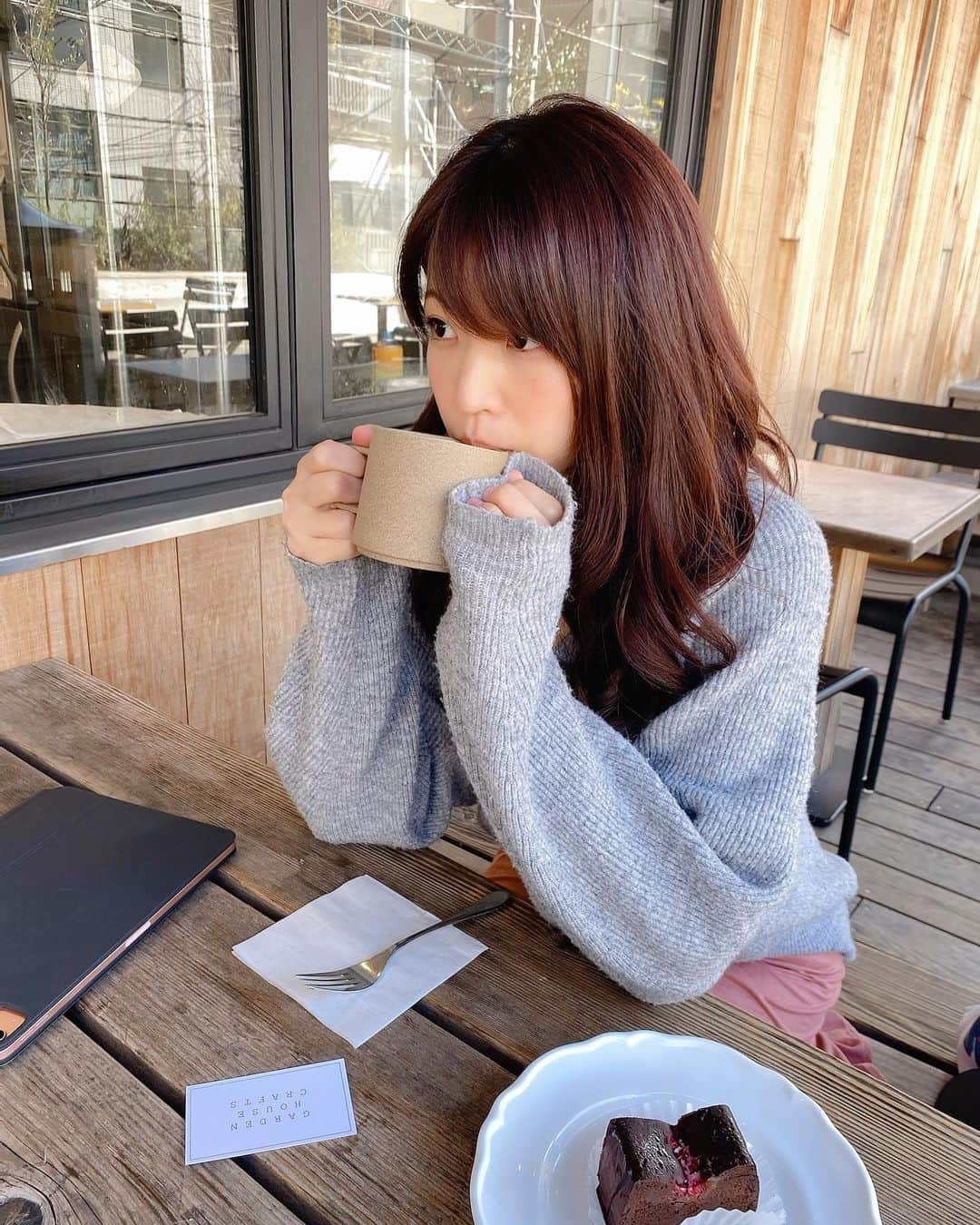 のインスタグラム：「祝日前の水曜日。🕊 みなさま今日もお疲れ様です✨ 代官山で素敵なカフェ、みつけちゃった！また改めて載せます！ ・ 明日はお休みだから、 餃子食べてやるー！🔥🔥 たまには休まないとね ☪︎*｡꙳ ・ #代官山カフェ #代官山ランチ #東京カフェ #渋谷カフェ #恵比寿カフェ #ガーデンハウスクラフツ #テラス席 #ログロード代官山 #かふぇ #かふぇめぐり」