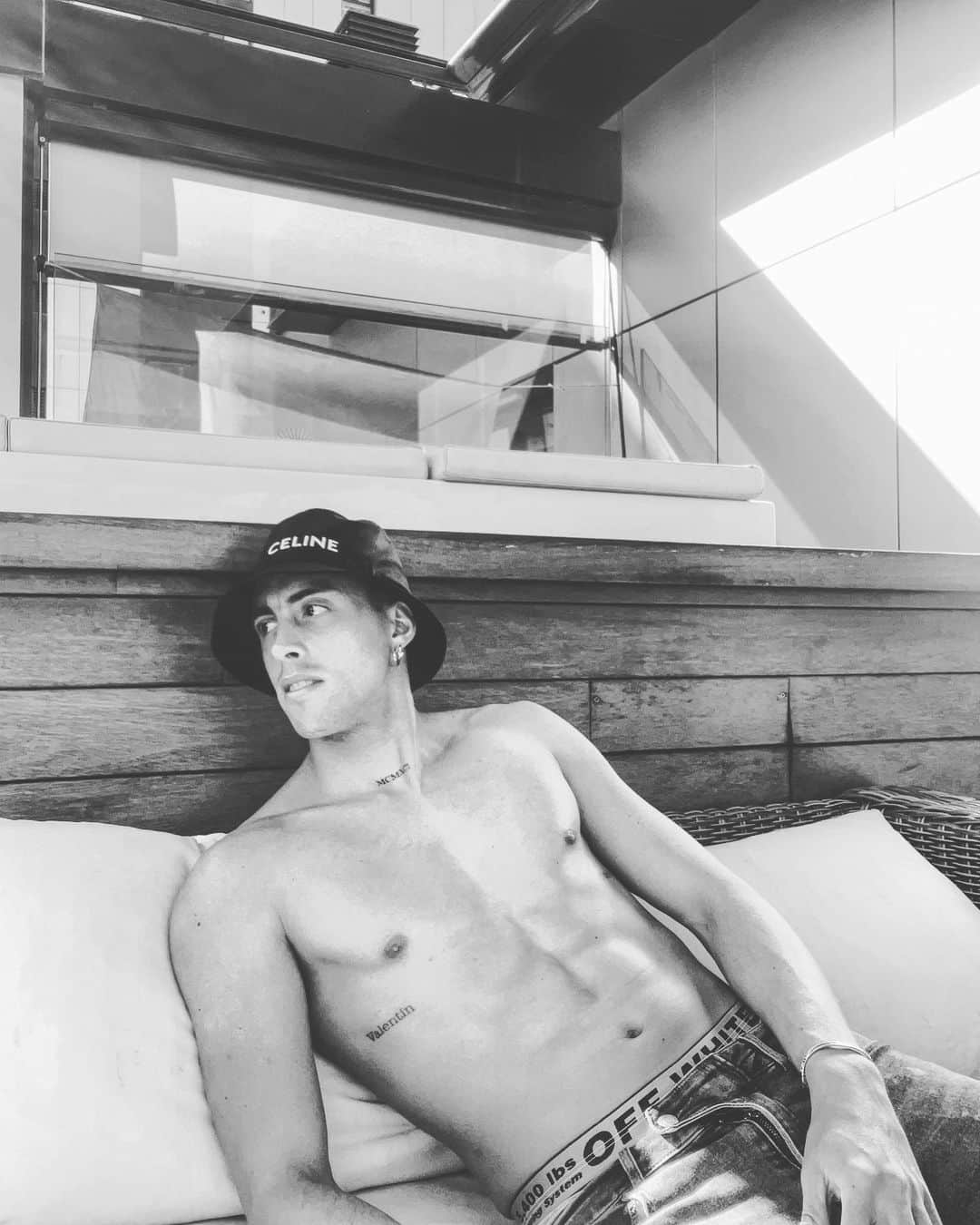 ロヘリオ・フネス・モリのインスタグラム：「Se viene el calor por estos lados!!!🔥☀️⚪️⚫️ #donthate#wednesdayvibes」