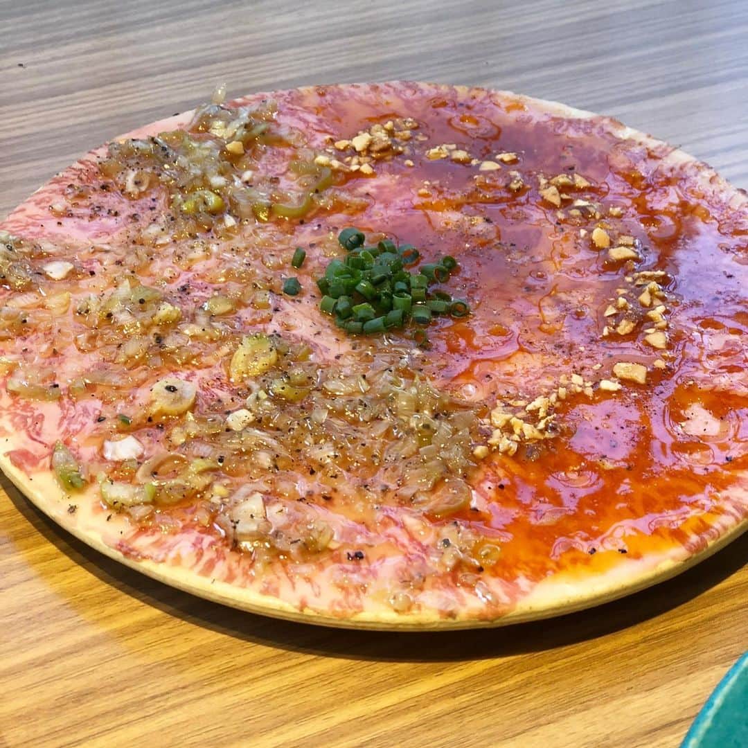 江畠大地のインスタグラム：「早く美味しいもの食べに行きたいですね😭 ＊  #ブリーチ無し じゃないですが、ケアブリーチでしっかりダメージカットしてるのでご希望に近い仕上がりに🔥🔥  ＊ 透明感カラー・デザインカラーは僕にお任せ下さい🥰日本人の地毛は赤味や黄味で出来ている事が多いので、普通にカラーをしても思い通りになりにくい事があります🥺そこで研究を重ねたオリジナルの配合で柔らかいお悩みを解消できるカラーにする事が出来ました💪🏻💪🏻 ＊ ＊ ・赤味や黄味が気になる ・透けるような透明感を出したい ・ダメージを抑えたカラーがしたい ・自分にあうカラーが分からない ・ONOFFで楽しめるカラーがしたい ・頭皮にも優しいカラーがしたい ＊ ＊ こんな悩みのある方は是非一度僕にお任せください🙇‍♂️🙇‍♂️ しっかりとカウンセリングした後に施術させて頂きます🙌🏻 ＊ ＊ #表参道美容室 #ショートヘア #ショートボブ　#ボブ #ミディアムヘア #ロングヘア #レイヤーカット #透明感カラー #ハイライト #アディクシーカラー #暗髪 #パーマ #前髪パーマ #ショートパーマ #ストレートパーマ #縮毛矯正 #トリートメント #髪質改善  #oggiotto #tokio #ヘッドスパ #ヘアアレンジ  #ナチュラルメイク #大人カジュアル #表参道ランチ #beams #auralee #肉テロ #刺身」