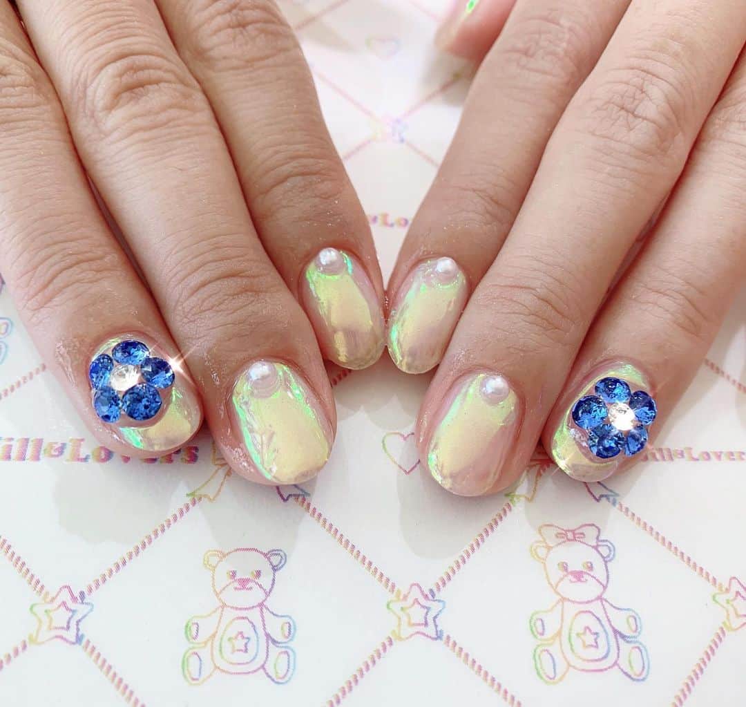 mamijinguのインスタグラム：「ダイヤカットで作るお花🌼  #jillandlovers #nail #nailart #paragel #gelneil#gel #ネイル #ネイルアート #me #look #love #かわいい」