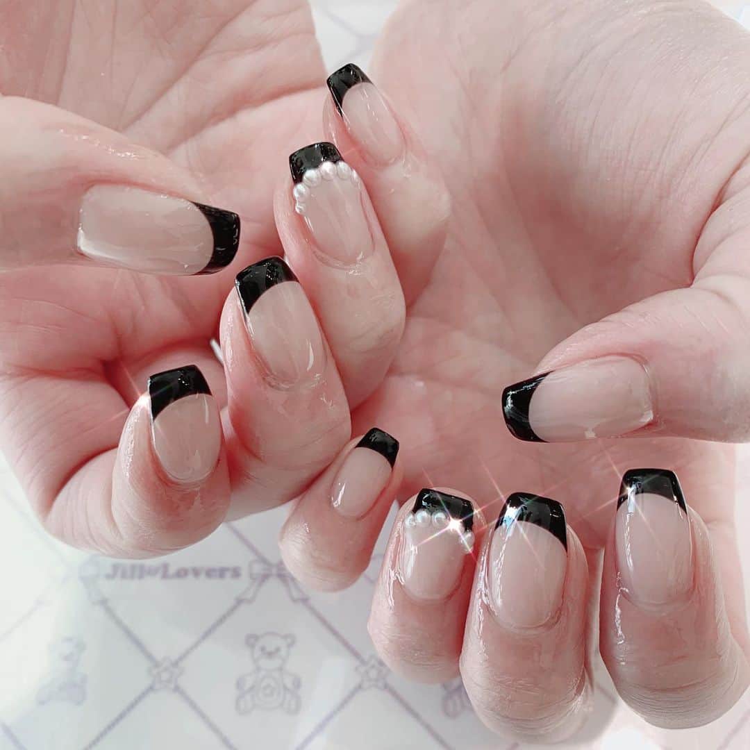 mamijinguのインスタグラム：「フレンチのキュってところが好き🖤 トップエンドね💐  #jillandlovers #nail #nailart #paragel #gelneil#gel #ネイル #ネイルアート #me #look #love #かわいい」