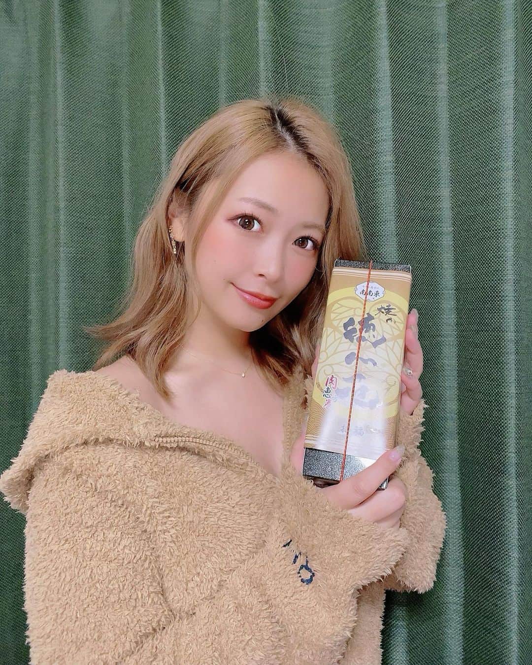 IORIのインスタグラム：「・ 徳川苑さんから恵方巻きいただきました♡ これで鬼(コロナ)もいなくなる?？ ・ ・ ・ ・ #徳川苑#恵方巻き#美味しすぎる #名古屋#錦#錦3#シェリエ#GOLD#サロンドゴールド#salondegold#newドレス#キャバクラ#キャバ嬢#シャンパン#撮影#followforfollowback #likeforlike#キャバ嬢の日常」