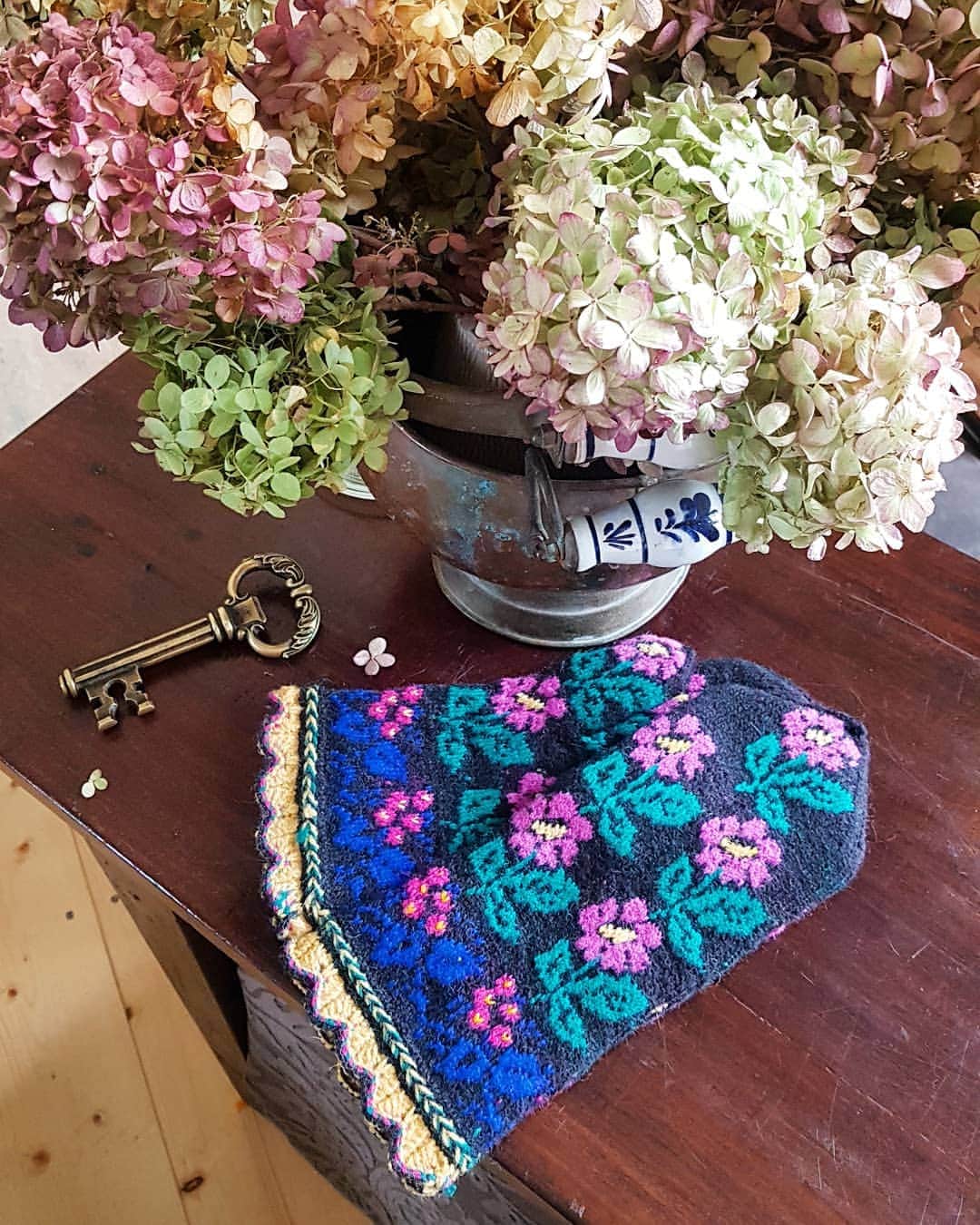 ティネスのインスタグラム：「Warm hands are the key to enjoy winter 🗝❄ And we want you to enjoy winter with Latvian handmade mittens!  We have gloves for men, women and kids.  Browse our online shop, order and get them delivered internationally 🌍✈ In the 📸: men's mittens with lining.  WWW.TINES.LV」