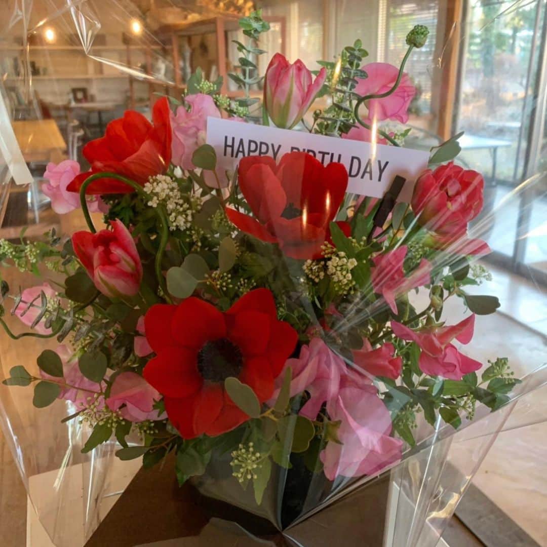 吉田さくらのインスタグラム：「💐 ママさん応援プロジェクト(名前を考え中🤔...)で大変お世話になっている @miyasaka_atsuko_ebara さん。 お誕生日にお会い出来ました✨ プロジェクトでは、一から活動を始めた私達に沢山のアドバイスや新しい視点を共有してくださいます。  今回は子どもさんと折り紙や積み木で遊ぶことが出来て✨ 私の着ていた青色のワンピースに合わせて？なのか寒色系の折り紙を沢山プレゼントしてくれました😆 凄く癒された時間でした...  "お母さん"というお立場は、出産や育児を経験したことがない私には想像は出来ても、実際に分からないことばかり。貴重なお話を沢山してくださり、現実が少しづつ理解出来る様になってきました。(まだまだですが...)  本格的にカタチに出来るように、今後も頑張ります🌱  ＊お写真はあつこさんのお家のカフェです☕️お洒落な空間に癒されたい方は是非コロナが落ち着いてからお勧めです🌸  #2021ミス日本ファイナリスト」