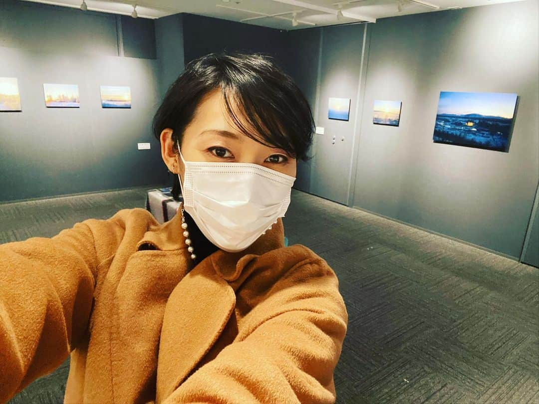 大島央照さんのインスタグラム写真 - (大島央照Instagram)「今日も写真展来てくださった皆様、本当にありがとうございました！✨  明日最終日となりました。 明日、11日は、富士フォトギャラリー銀座にて、11時から14時のみの開催になります。一つ前の投稿が、10時半からになっていたので、訂正いたします。  写真の見納め、寂しくなりますが、次はオンラインで！✨また、5点のみ、六本木の富士フイルムスクエアの「スペース３」で、2月19日～3月11日まで、数名でWALLDECORにて、只今webで販売中の風景写真を展示します✨こちらもよろしくお願いします☺️  #私の記念日 #大島央照写真展 #富士フォトギャラリー銀座 #walldecor  #写真展最終日」2月10日 22時41分 - chiakioshima