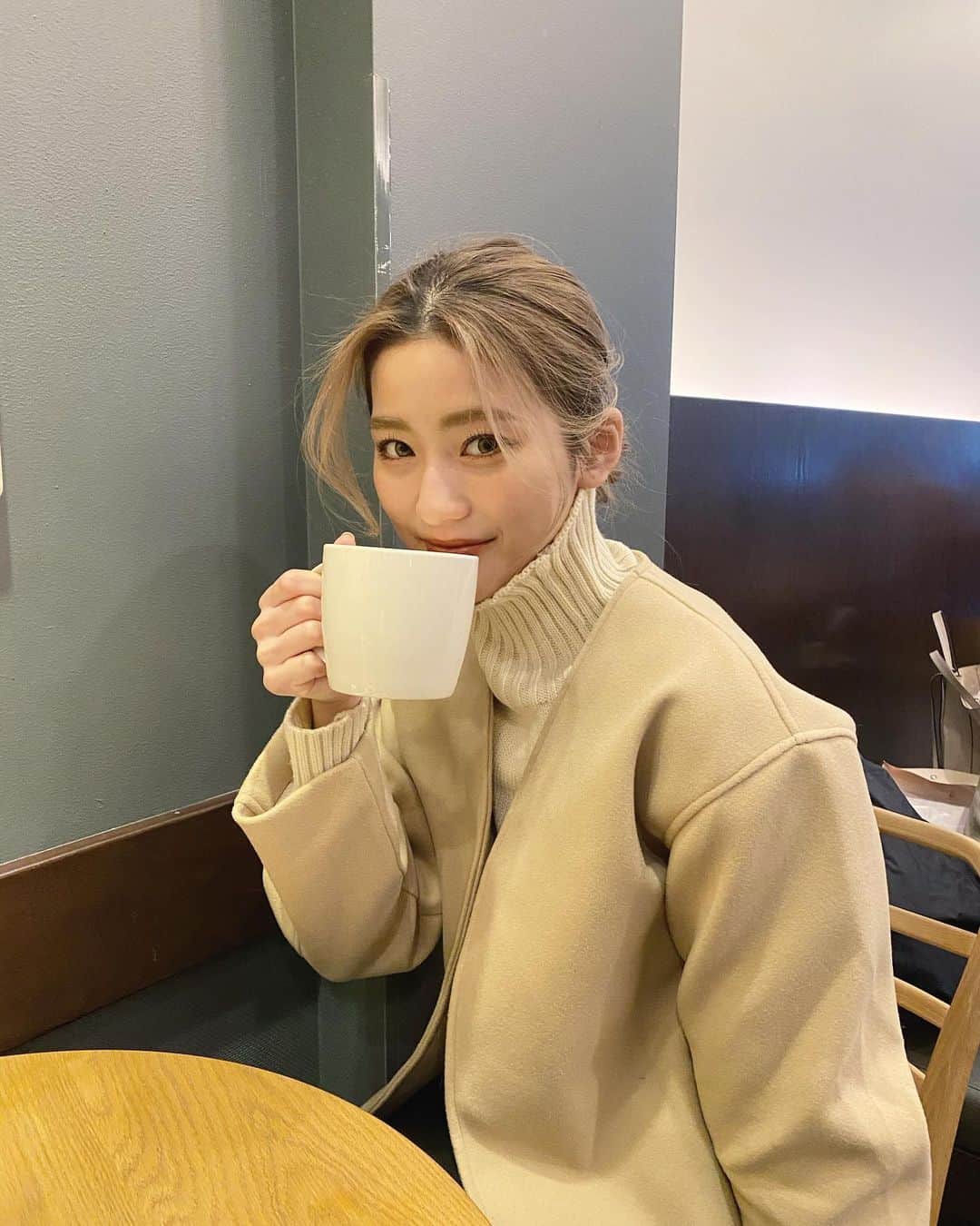 かなこさんのインスタグラム写真 - (かなこInstagram)「. . スタバでマグカップで飲むと なんかおいしく感じる❤︎☕️ ショート丈のノーカラーコートは @lilirena_ のだよ〜！❤︎❤︎ 今気づいたけどピアスつけるの忘れてた！w . . #韓国通販#韓国ファッション#韓国スタイル#koreanstyle#ootd#outfit#lilirena」2月10日 22時37分 - kanako228m