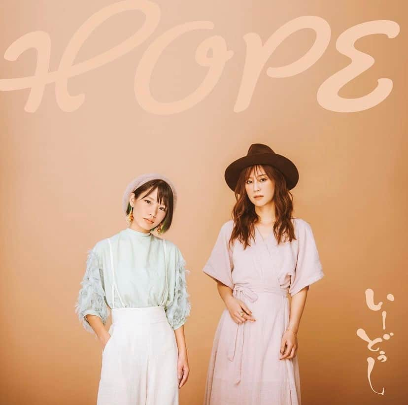 なみなみのインスタグラム：「♪ 本日2月10日はいーどぅしNEW ALBUM 『HOPE』のリリース記念日！！！！  コロナ禍の時期ですが、このようにアルバム発売ができて幸せな気持ちでいっぱいです☺️  今回のアルバムも前回に引き続きBEGINの島袋優さんにプロデュースしていただきました😭👏 レコーディング中、優さんの奏でるギターはかっこよくて美しくとても釘付けでいつも憧れの存在です  アルバムの中にはKiroroの金城綾乃さんやHuman BeatboxerのT.Kさんや後輩バンドHoRookiesなど他にも数多くの沖縄出身のアーティストさん達に参加していただきました☺️  今回のアルバムはいつも応援してくれている皆さん、スタッフの皆さん、アーティストのみなさんと共に作り上げたCDだと思っています！ 本当に感謝の気持ちでいっぱいです❤️  このような時期でレコ初ライブも一切出来ないけど、それでもSNSを通して応援してくれてる皆さん、たくさんの愛が私たちに届いています😭  これからも皆さんの日常に寄り添えるそんなアーティストになれたらいいなと思っています☺️  #いーどぅし」