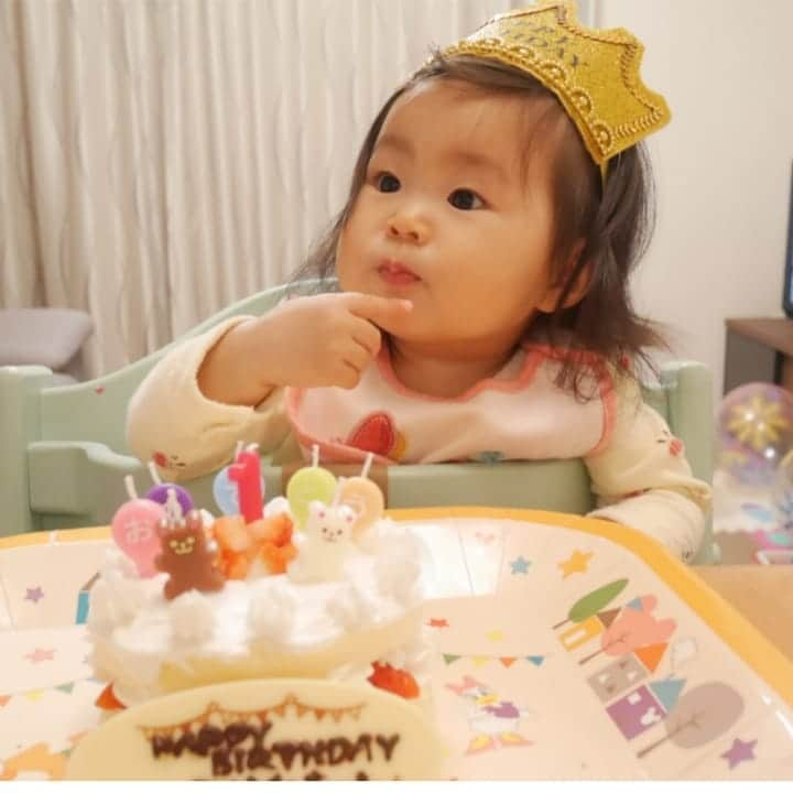 二條満月のインスタグラム：「先日の1歳のお誕生日🎂 ケーキを手づかみでパクリ😆  #1歳 #1歳誕生日 #1月生まれ  #女の子ママ #新米ママ #成長記録 #誕生日ケーキ手作り #ハッピーバースデー #happybirthday #スマイル育児 #ままのて #ベビフル」