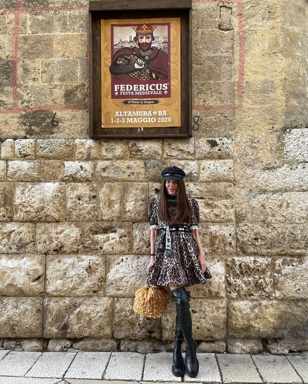 アンナ・デッロ・ルッソのインスタグラム：「We’d make it a day trip 🚘 @miumiu @coltorti_ 👗@gatti_milano  basket bag👜 @onofrio.petronella 📸@_ninotortora @mb__projects 🎥」