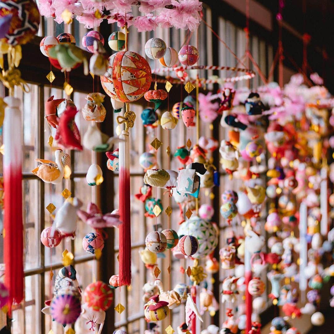 柳川藩主立花邸御花 | Yanagawa Ohanaのインスタグラム：「﻿ ﻿ ﻿ 柳川の雛祭り「さげもんめぐり」﻿ 明日から始まります✨🎎﻿ ﻿ 柳川に古くから伝わる「さげもん」。﻿ お雛様と一緒に、天井から部屋いっぱいに﻿ さげられる、たくさんの色鮮やかな柳川鞠や﻿ 人形といった飾り付けのことをいいます。﻿ ﻿ 正式なものは、7本の糸に7つの飾りが下げられた49個に柳川鞠を中央に2つ吊るして51個のさげもんがさげられたもの。﻿ 江戸時代は人生50年くらいだったため、﻿ 天寿を全うできますようにという願いが込められています。﻿ ﻿ 一つ一つの飾りにも、ねずみは「子沢山になりますように」玉袋は「心の豊かさが育ちますように」など願いが込められています。﻿ ﻿ 美しく可愛らしいだけでなく、﻿ 時代を超えて受け継がれてきた「子を想うカタチ」。﻿ ﻿ 街の至る所にさげもんがさげられ、﻿ 街全体でのお祝い行事となっております。﻿ ﻿ 御花の御役間にも飾っておりますので、﻿ ぜひ遊びにお越しください✨﻿ ﻿ ----------------------------﻿ 柳川の雛祭り「さげもんめぐり」﻿ 2月11日(木)〜4月3日(土)まで﻿ ----------------------------﻿ ﻿ #福岡ホテル#柳川ホテル﻿ #fukuokahotel#yanagawahotel﻿ #柳川藩主立花邸御花#御花﻿ #ホテルステイ#柳川旅行﻿ #福岡旅行#福岡観光#柳川観光﻿ #文化財ホテル#文化財旅館﻿ #国指定名勝#重要文化財﻿ #福岡旅館#ホテル好き﻿ #癒されたい#レトロ﻿ #古民家ホテル#九州ホテル﻿ #クラシックホテル﻿ #さげもん #さげもんめぐり」