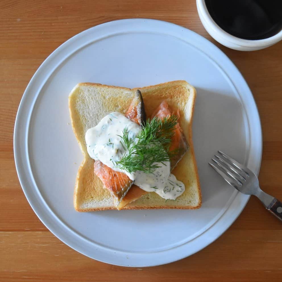 山崎佳のインスタグラム：「Today’s breakfast. 焼き鮭とディル入りタルタルソース。タルタルは一から作ってる時間なかったので、市販のタルタルソースにヨーグルトとかたっぷりめのディルとか入れてほど良くアレンジ。」