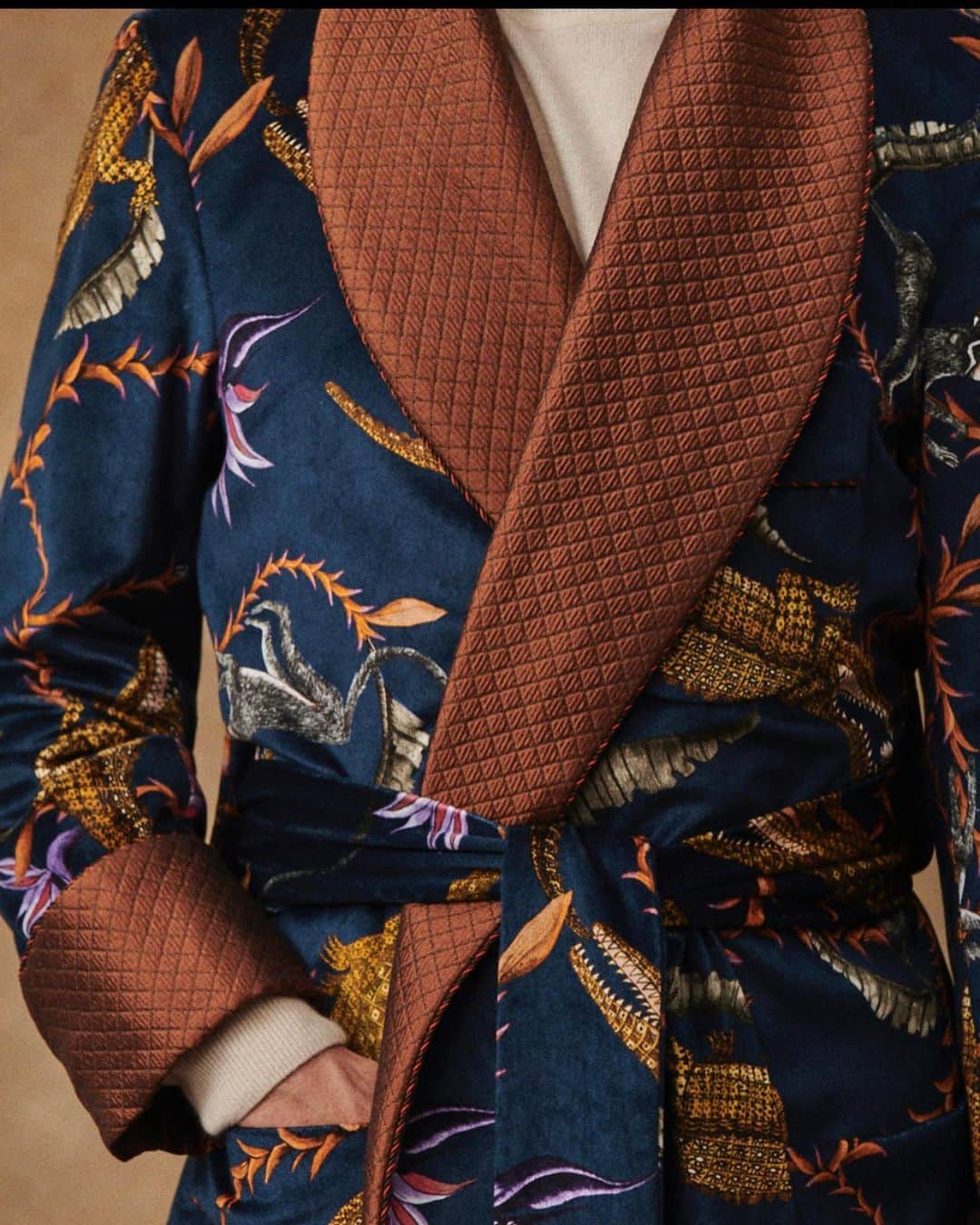 ニュー&リングウッドさんのインスタグラム写真 - (ニュー&リングウッドInstagram)「Creating the right piping is one of the most subtle but important pieces of the design process.  Here the piping is a twist of orange and brown silk to complement the rich colours  of the velvet body, quilted lapels and gauntlet cuffs.   #newandlingwood #loungeinlingwood」2月10日 22時52分 - newandlingwood