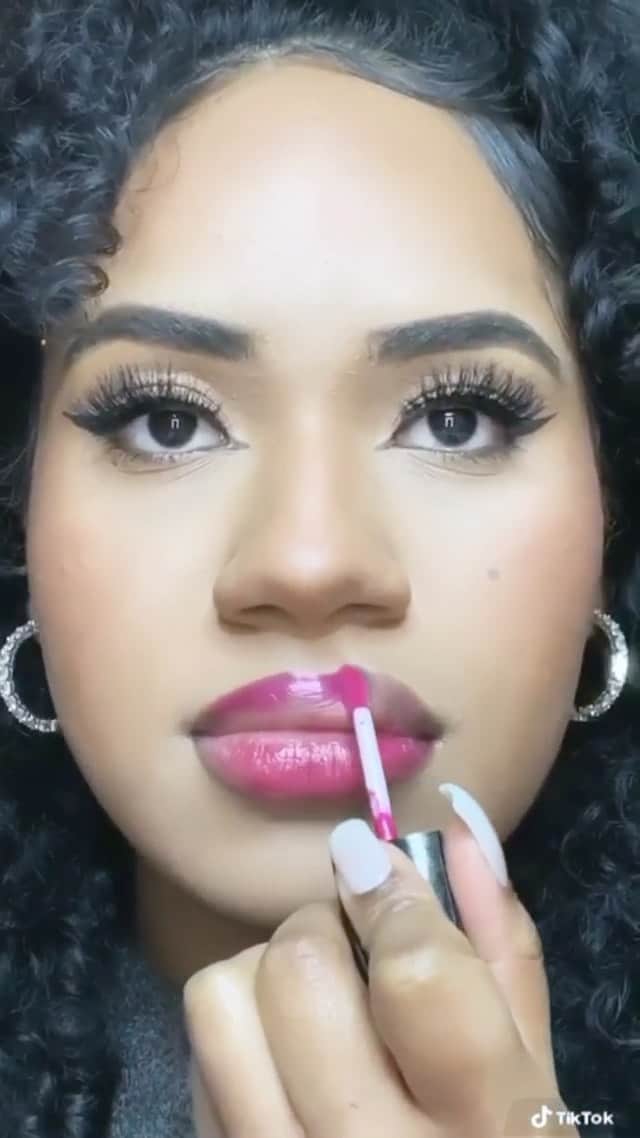 Motives Cosmeticsのインスタグラム：「Which is your favorite? 💋These 5 shades of our Liquid Lip Glazes look gorge on @taleielina ✨ Shop these oh so beautiful Liquid Lip Glazes and get it quicker with reduced express shipping available now through Thursday 🖤  #bossbabe #glossylips #gloss #liquidlipstick #lipstick #lipglosslover」