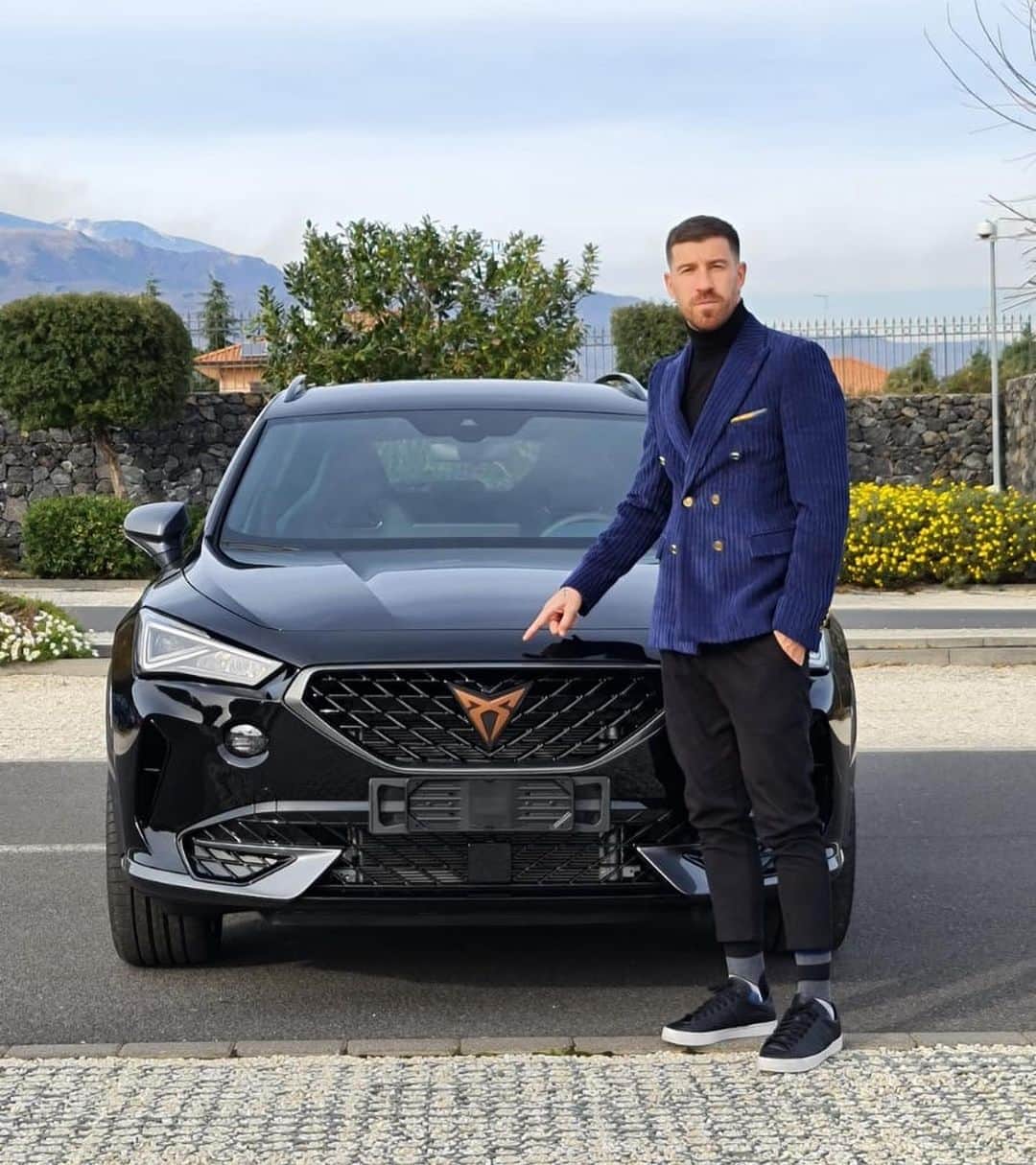 のインスタグラム：「Grazie alla Partnership tra @comersud e il Calcio Catania, ho scelto la nuova #CUPRAFormentor 🔴🔵  Ti invito a scoprirla presso la concessionaria COMER SUD di Misterbianco (CT)  Cupra, drive another way.  #COMERSUD #CUPRA #DriveAnotherWay」