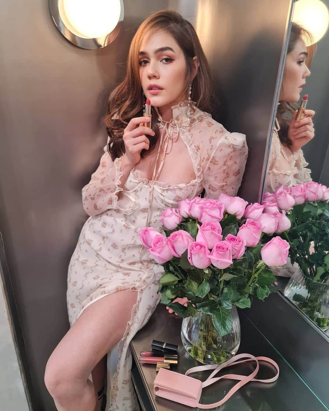 Araya Alberta Hargateのインスタグラム：「ต้อนรับวาเลนไทน์ด้วยลิปลอรีอัลโทนกุหลาบ Rose De Paris มีให้เลือกหลาย texture ทั้งแมทหรือซาติน ในรูปคือ Color Riche Satin สี 158 ลิปผสมออยล์บำรุงปาก สีชมพูหวานๆแบบไม่ทิ้งความปารีเซียง  #LOrealParisTH #LOrealRoseDeParis #ลิปลอรีอัลโทนกุหลาบ #วิถีเหน็ดไอ」