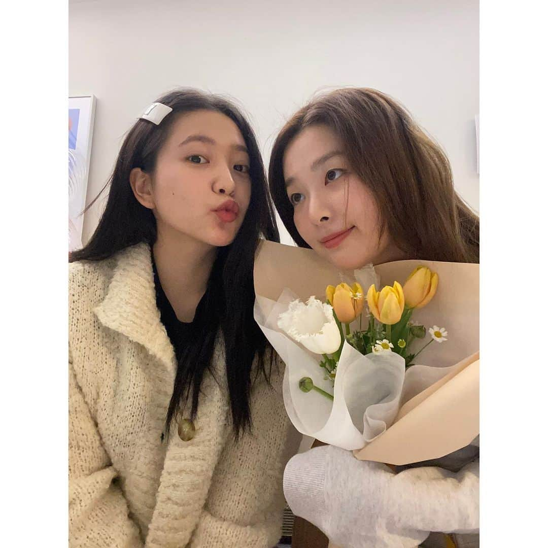 Red Velvetさんのインスタグラム写真 - (Red VelvetInstagram)「옒쓸💛💜  👉🏻 http://www.vlive.tv/video/236560  #레드벨벳 #RedVelvet #슬기 #SEULGI #예리 #YERI #My_birthday_with_Reveluv」2月10日 22時55分 - redvelvet.smtown