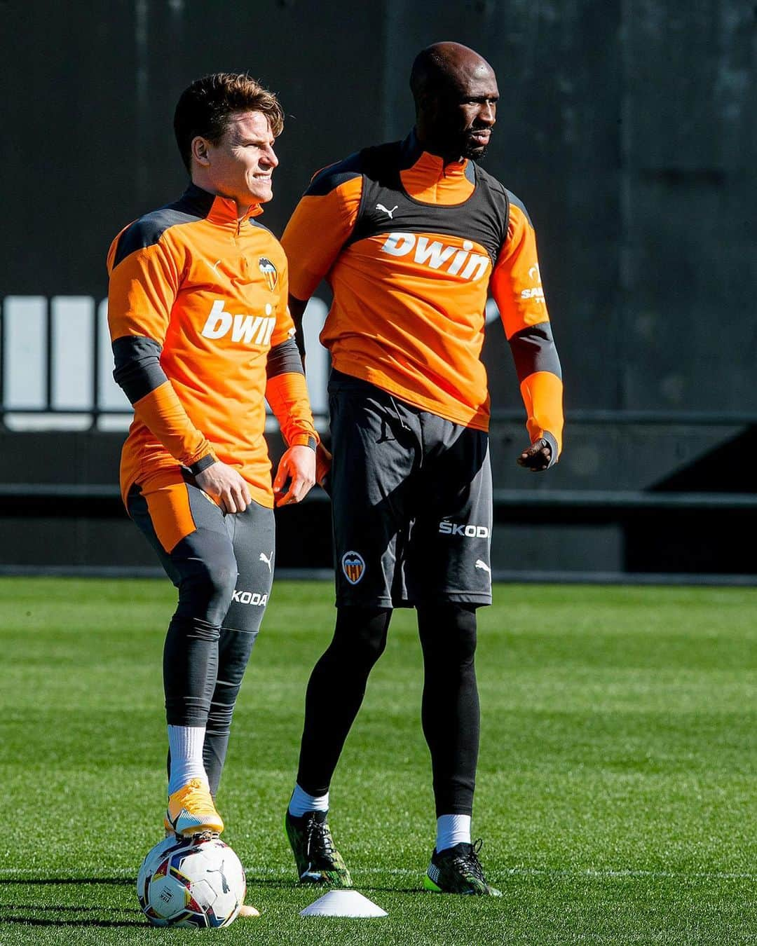 バレンシアCFさんのインスタグラム写真 - (バレンシアCFInstagram)「🔙 @kevingameirooff  🔙 @eliamangala   Looking ahead 🧐  #AMUNTValencia 🦇 #ValenciaCF #RealMadridValencia」2月10日 22時56分 - valenciacf