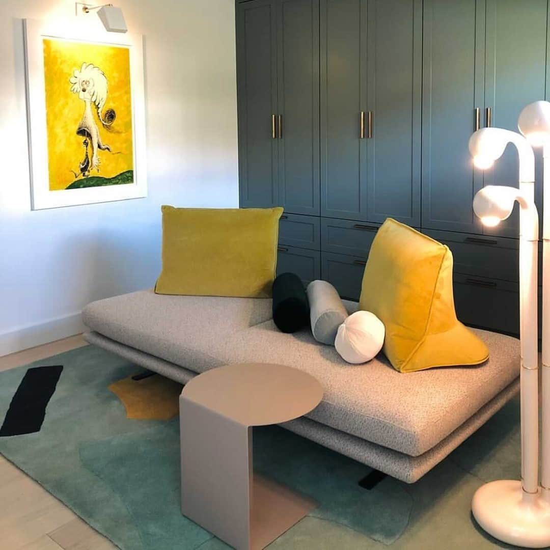 Ligne Rosetさんのインスタグラム写真 - (Ligne RosetInstagram)「The art of living. ⁠ ⁠ @whelandesignhouse drew inspiration from the client’s art collection and ocean views to create this seaside-sunset themed living room, featuring @christianwernerdesign’s Prado sofa and pedestal table.⁠ ⁠」2月10日 23時01分 - ligneroset