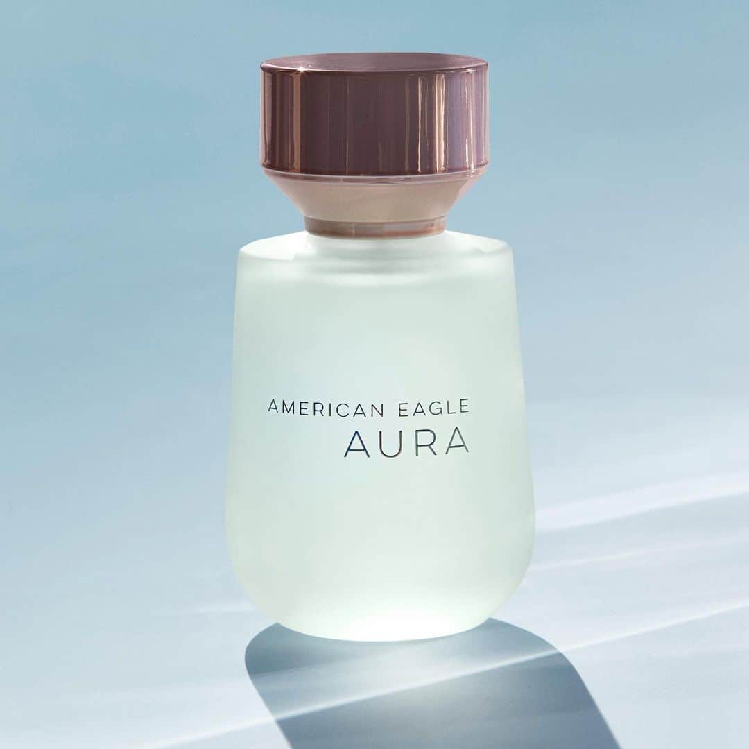 American Eagleのインスタグラム：「Meet ✨Aura✨ A sparkling blend of crisp apple, juicy grapefruit, peony, gardenia, violet, musk & warm amber… A.K.A your new fave scent.」