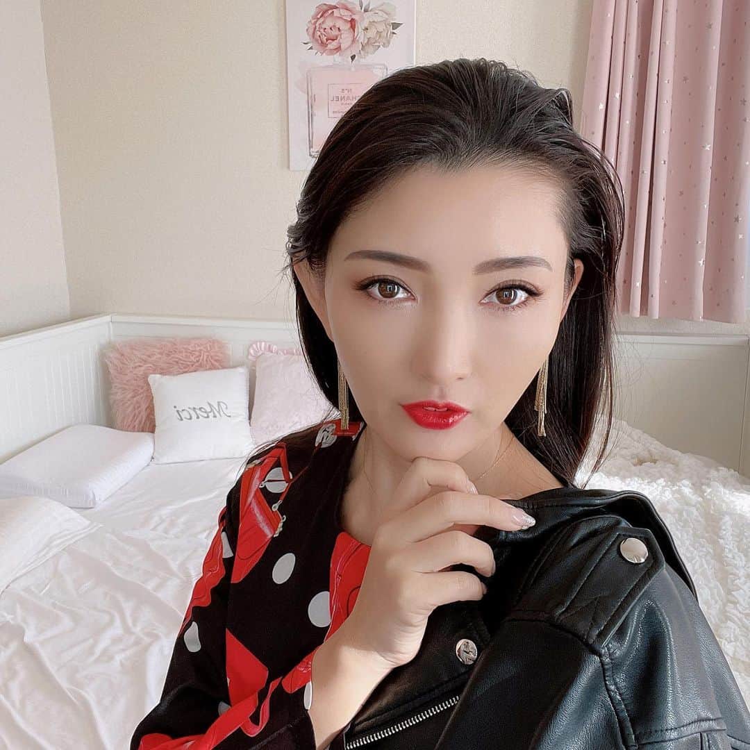 マキろんのインスタグラム：「オーマイボス(TBS)をみて 編集長役の菜々緒さんの ファッションとかメイク💄 やや大げさだけど時には こんなのも良いなぁって 今日はこんな感じです😌🙏 ・ A woman has many faces. ・ #山内智恵#マキろん#japanesegirl  #ファッション#fashion #可愛い#ありがとう#大好き #follow#ootd#菜々緒メイク #オーマイボス恋は別冊で #メイク #make#ヘアアレンジ #hair  #女優 #女優メイク」