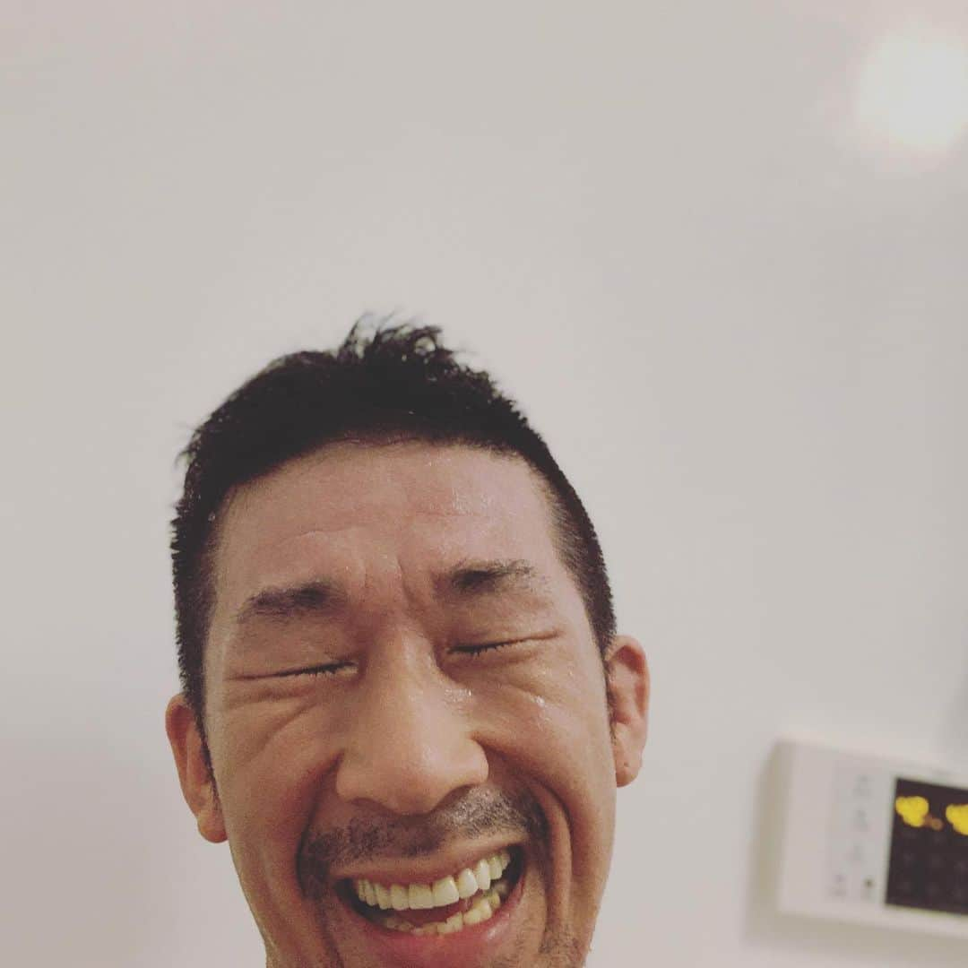 田村裕さんのインスタグラム写真 - (田村裕Instagram)「皆様、一日お疲れ様です！  僕は今日は一日家に居てました！  そんな日もありますよね〜。  外出てないしお風呂は入らずに色々な作業して、クラブハウスで23:45〜喋ろうかと思います。  よろしくお願いします！  #今日は笑えた？ #笑えなかったとしても大丈夫 #僕が笑ってる #麒麟田村 #タムラ433 #TAMURA #smile #笑容 #미소 #улыбка #मुस्कुराओ #全力笑顔」2月10日 23時00分 - hiroshi9393