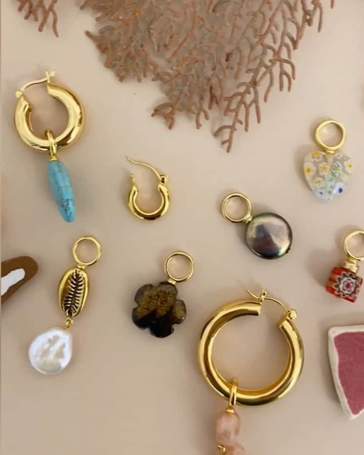 リジー フォルトゥナートのインスタグラム：「48 HOURS 🚨 🚀💥 We’ve got a new mood hoop charm drop that you don’t want to miss 〰️ limited edition charms so you can wear your heart (or your mood) on your ear. Set your clocks ⏰ #lizziefortunato」