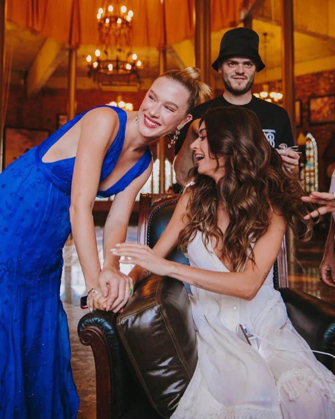Thaila Ayalaのインスタグラム：「Afff garota como eu te AMOOOOO @fiorellamattheis  Só Quem tem sabe a sorteee que é!!! E eu agradeço todos os dias o papai do céu pela sua vida, e só peço q ele continue te abençoando cada vez mais, realizando todos seus sonhos, te cobrindo de saúde, enchendo seu coração de paz e sua vida de amor e claro q ele continue me dando a sorte de te ter como amiga, madrinha, irmã! Te amoooo Fi  Tá p nascer alguém nesse mundo mais especial, generosa, carinhosa, leal, FODAAA como você!  Obrigada por estar do meu lado SEMPRE!」