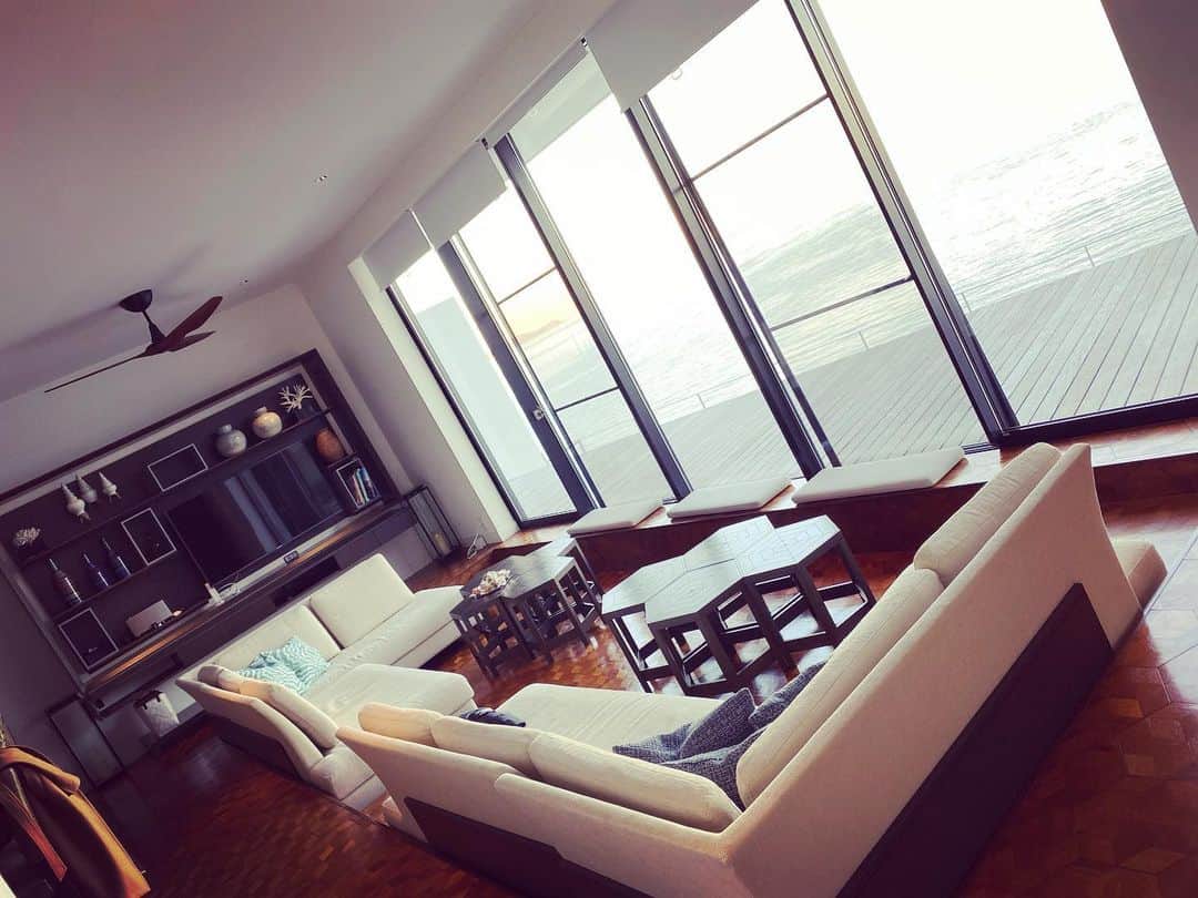 のインスタグラム：「お泊まり会シリーズ . . . 📍熱海 THE SALON 171平米一棟貸し . . 職業病なのか内見行ったばりに 内装の写真撮ってしまうっていう、w . . . 朝日見たかったのに 起きれず…🥲 夏になったらインフィニティプール入るのも良さそう❤︎ . . #静岡県 #熱海 #thesalon  #お泊まりシリーズ  #お泊まり会  #shizuoka #atami #sleepover」