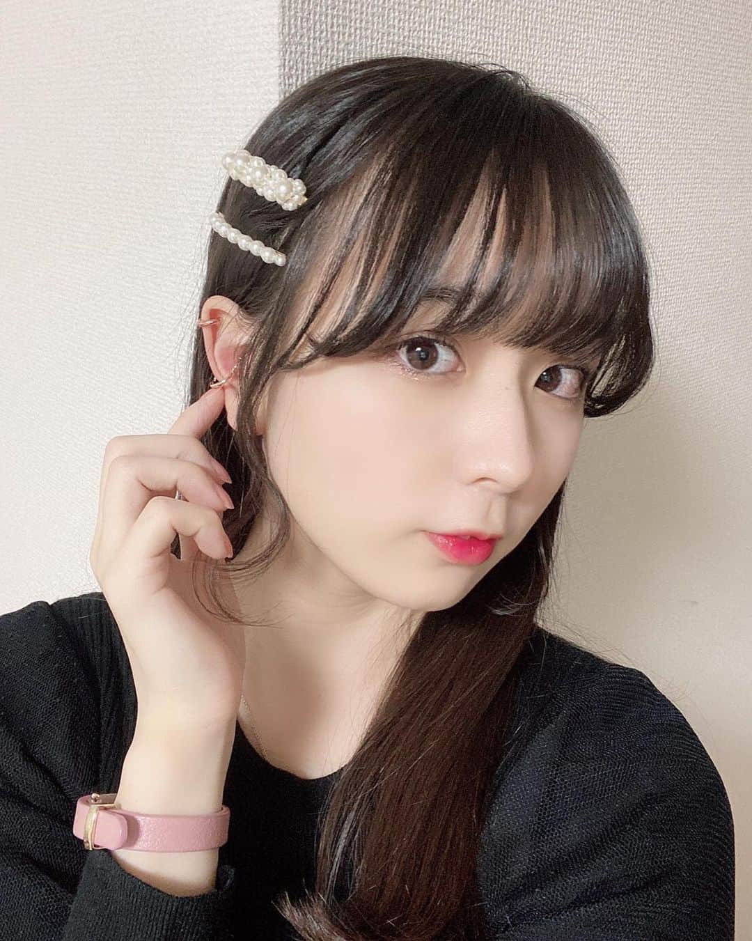 高田ももさんのインスタグラム写真 - (高田ももInstagram)「. ヘアピンもイヤリングもブレスレットも #mocatokyo さんのでキラキラで可愛い . 可愛い！！！！！ね！！！ . 今日はちょっと、ちょっとだけ、午前中ダラダラしてしまってからの夜はRECでした🎧 . かしこ . #高田もも #かしこってなに #かしこ #あいどる #アイドル #idol #japaneseidol #かみやど #ひらがなかみやど #mocatokyo #モカトーキョー #instagood #instagram #ヘアピン #パール #イヤリング #イヤーカフ #ブレスレット #majesticlegon #ニットワンピース #blackoutfit #ミスid2021 #ミスid」2月10日 23時05分 - momo_yubi