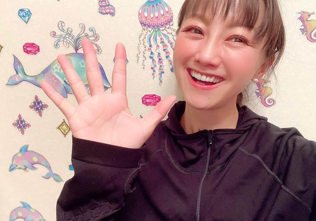 福島和可菜さんのインスタグラム写真 - (福島和可菜Instagram)「あっ、この写真もアプリで撮りました😎  可愛く撮れてる自撮り写真はだいたいアプリです🥺🙏（笑）  だって、実物より可愛く撮れるんだものー‼️‼️‼️‼️‼️（笑）  写真より実物の方がいい🥰 って言われる様にもちろん頑張ります💄（笑）  今日は、ロケから帰って、 オンラインイベント🙌  オンラインマラソンチーム WithRun  の配信でした🎥  自宅からやらせていただきました‼️  今日は、私の大好きなシューズのお話👟 靴と靴下の話してた、あっと言う間に時間経ってしまったぁー🤣🤣🤣  好きな事って本当、いくらでも語れるー🤲  ありがとうございました✨  来週も、オンラインイベント盛りだくさん☀️☀️☀️よろしくお願いします🥰  #自宅 #壁 #海 #イメージ #ステッカー #魚 #可愛い #壁だけ見ると女子 #笑 #オンライン #online #イベント #生配信 #ありがとうございました #shoes #with #run #Love #running #アプリ #写真 #写真より実物の方が可愛いと言われたい #🤣 #📷 #🎥 #🐟 #🌊 #✨ #😊」2月10日 23時05分 - fukushimawakana