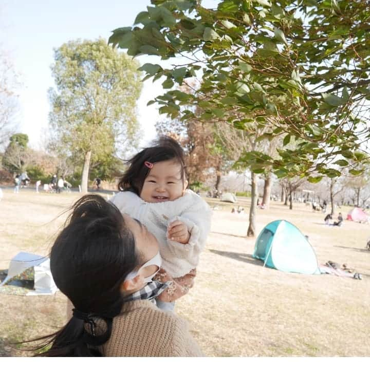 二條満月のインスタグラム：「ある晴れた日の公園写真☺🔅 風が強かったけど、ニコニコでした👶✨  #1歳 #1月生まれ #女の子ママ #女の子ベビー #親バカ部女の子 #成長記録 #赤ちゃんのいる暮らし #公園フォト #公園散歩 #petitmain #👶🏻💕 #スマイル育児 #ままのて #ベビフル」