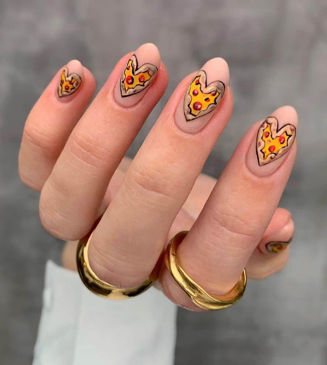 ゾーイ・サグのインスタグラム：「The weekend of love is upon us and as always we're looking for something to do to pass the time semi-productively! Enter nail art, the more Gal's, Val's, and Pal's day inspired the better, even when your one true love is pizza 🍕 Image Credits: @amberjhnails, @paintedbystacey, @meraki_nails_cardiff, @nailsbydaisymay, @paintbucketnails, @heartzeena, @mannacured, @nails.by.zo_, @nailartbyqueenie」