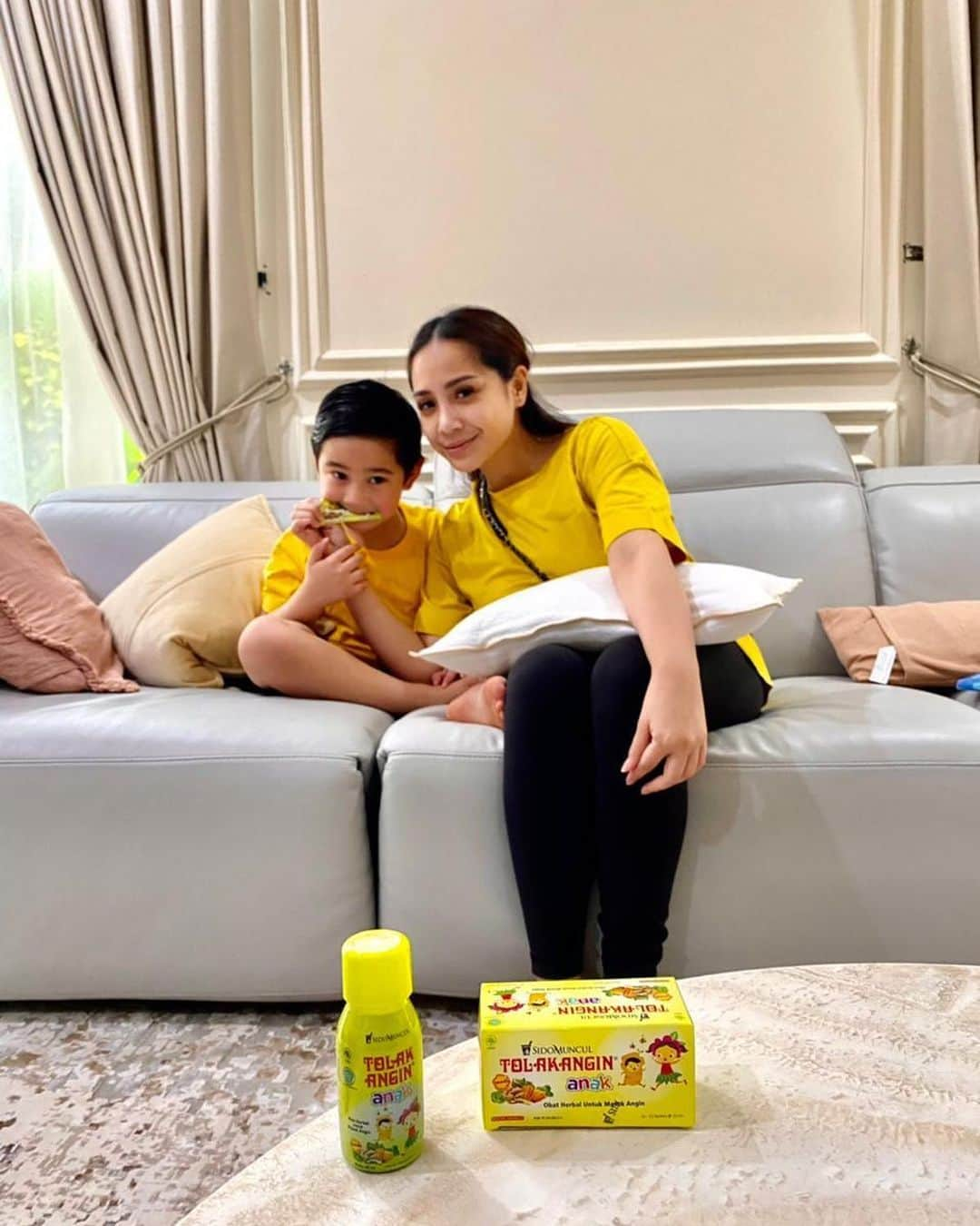 Raffi Ahmadさんのインスタグラム写真 - (Raffi AhmadInstagram)「Anak bunda sudah minum tolak angin anak belum hari ini???   Kalo Rafathar minum setiap hari untuk menjaga daya tahan tubuh nya.  Tolak Angin Anak dibuat dari 100% herbal dan sudah terbukti ilmiah berkhasiat meningkatkan daya tahan tubuh anak. Aman diminum setiap hari dan tidak ada efek samping.  Bahan utama nya antara lain jahe, daun mint, madu dan pereda panas alami. Selain kemasan sachet, Tolak Angin Anak ada kemasan botol nya juga lho  Untuk anak pilih yang terbukti ilmiah berkhasiat dan tidak ada efek samping ya bunda  Anak pintar minum tolak angin anak  #AnakPintar #AnakPintarBermainBersama  @tolakanginanakid」2月10日 23時16分 - raffinagita1717