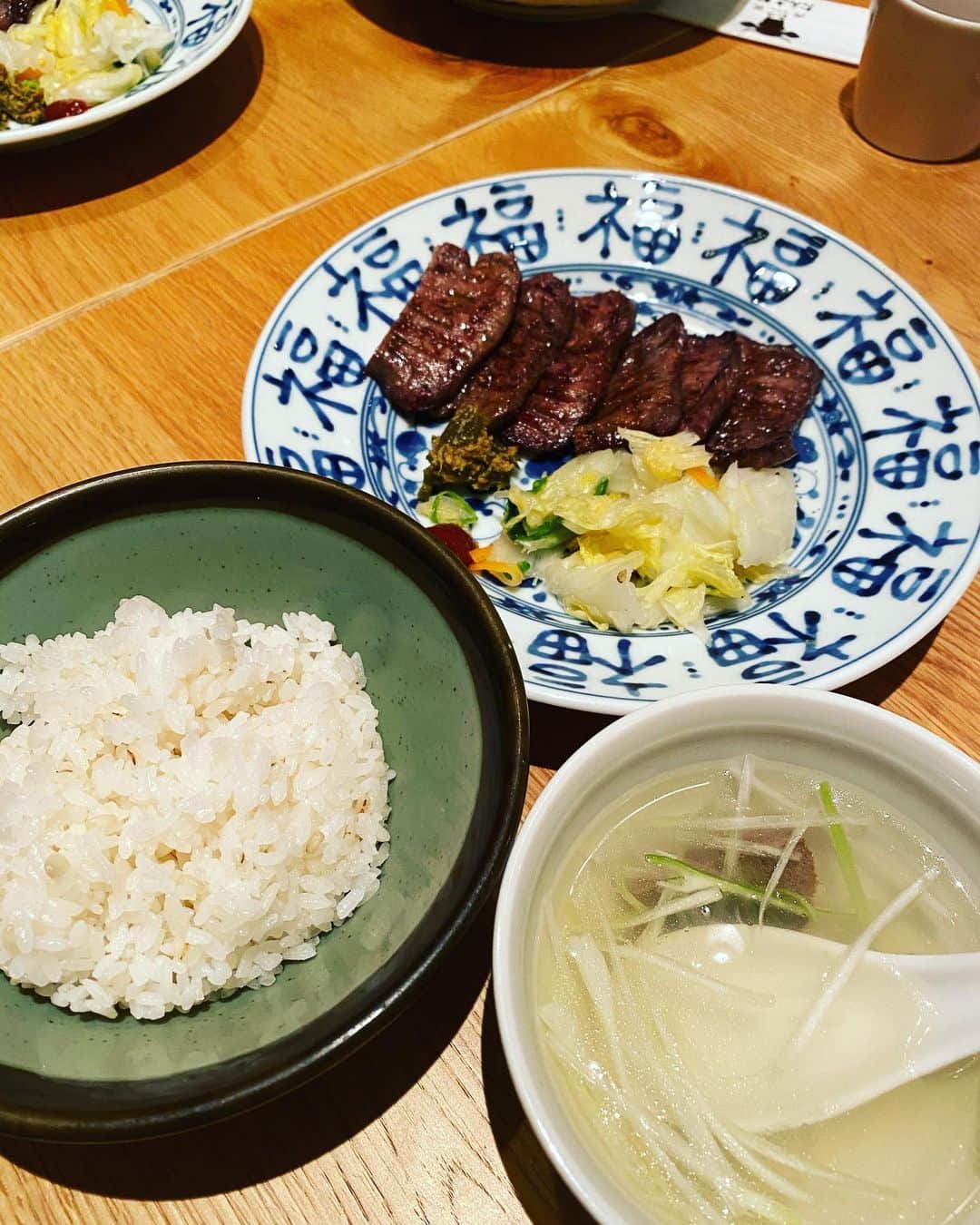 希良梨のインスタグラム：「Happy lunch  大好きな仕事仲間可愛い先輩元子とささやかな昼休みたち❤️明日は祝日。おやすみなさい😴⭐」