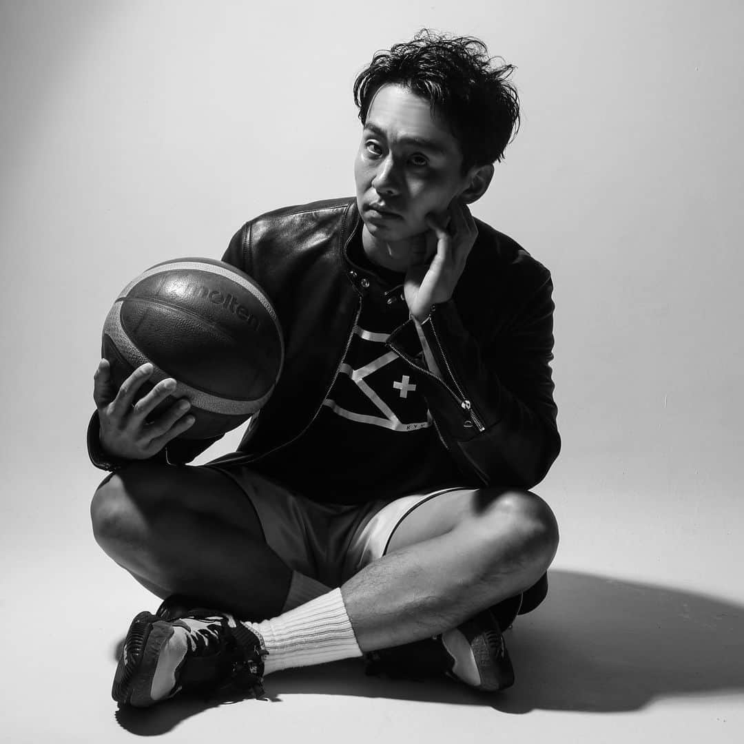 栗原祐太のインスタグラム：「【チャレンジ✨】 このご時世にも関わらず 本当に周りの人に支えられて そしてお声掛けを頂きチャレンジするチャンスが巡ってきております！  本当に本当に感謝しかありません！  これから色々と発表していく事もあると思うので是非一緒に楽しみにして頂けると嬉しいです！！  結構意外な発表もあると思いますので 僕自身もワクワクしております！！  本当にありがとうございます✨  #バスケットボール　#バスケ #バスケット　#栗ニック #アニマルフロー　#animalflow #moistretch #モイスト　 #モイストレッチ #インストラクター　#レッスン #吉祥寺　#筋トレ　#トレーニング #ルルレモン  #lululemonjp  #lululemon  #吉祥寺　#ジム #バスケスクール　#バスケ教室　#kyus」