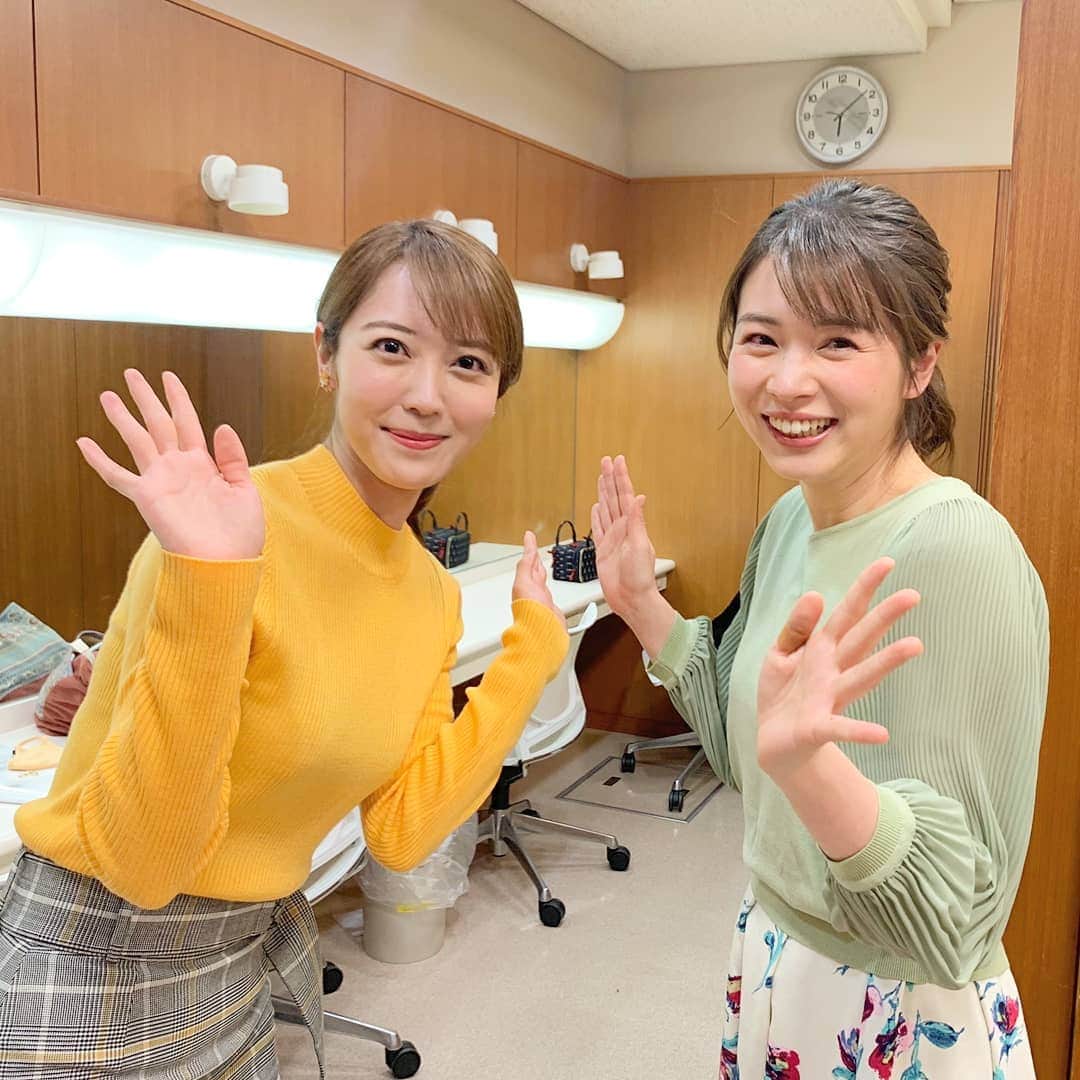 TBS「はやドキ！」のインスタグラム：「先週の上野さん💗﻿ 「珍しく、ポニーテールしてるね！」﻿ ということでパシャリ📸﻿ ﻿ 上野さん、笑わせてくるんですよね～😄﻿ 放送でもちょっと出てると思うんですが、﻿ あすも上野節、楽しみにしてます！！﻿ ﻿ 皆川﻿ ﻿ ﻿ #同い年﻿ #上野愛奈﻿ #皆川玲奈﻿ #アナウンサー﻿ #はやドキ﻿ #tbs」