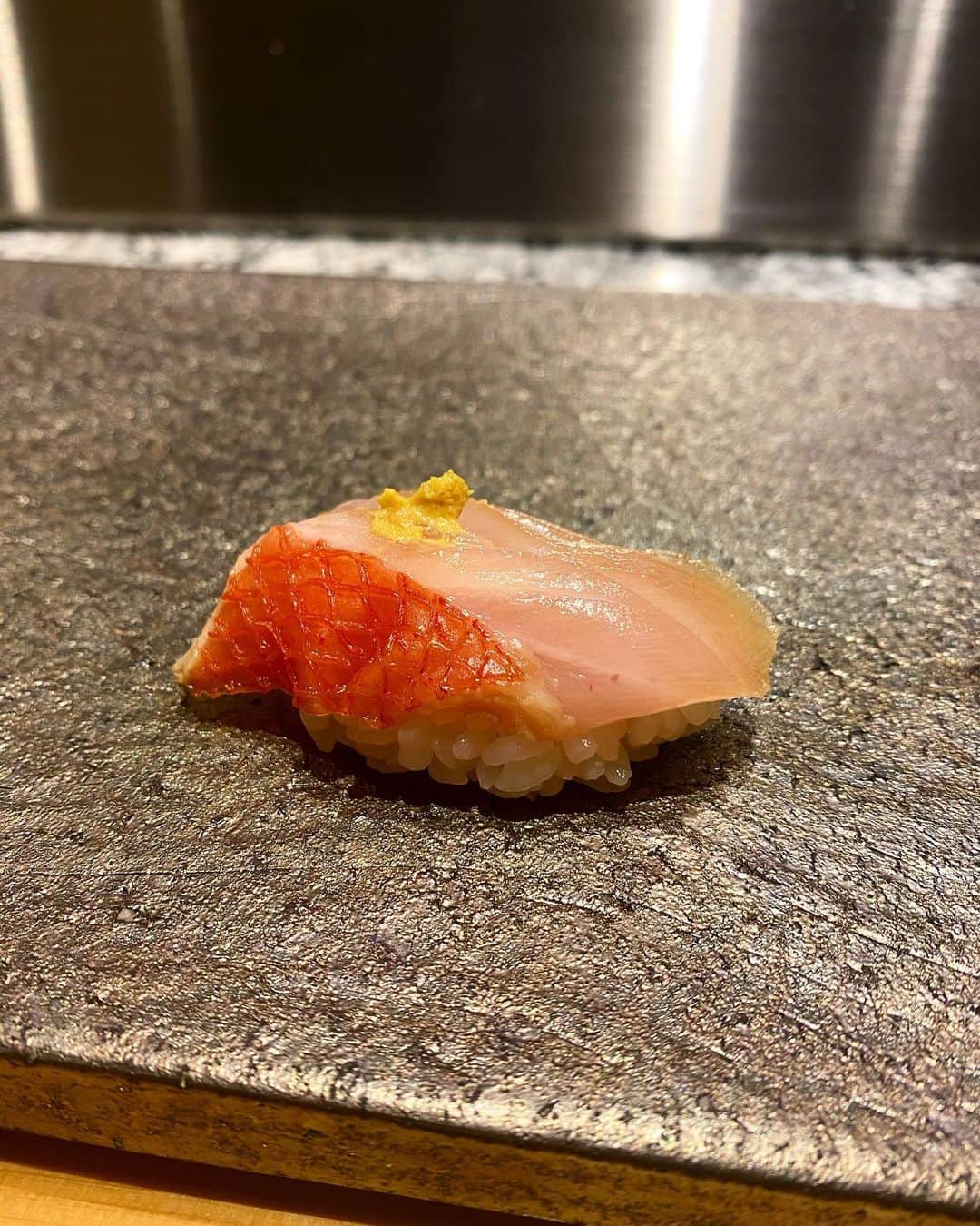 濱野りれさんのインスタグラム写真 - (濱野りれInstagram)「Sushi 'ENRIKE' at Ginza. It was luxurious time with her who is CEO of this sushi restaurant!! Thank you for tonight @eri.ogawa1102 ♥️ . エンリケちゃんとエンリケを食べる贅沢な時間🤤👏 オープンおめでとうございます😍 お花の数もすごくてエンリケちゃんの 人望を物語ってた...😍 また是非お邪魔させてください🍣✨ . . #rirelog #enrike #sushi #osushi #sushistagram #sushilovers #sushitime🍣 #sushi🍣 #ginza #ginzagourmet #tokyogourmet #gourmet #gourmetfood #tokyoeats #lovetoeat  #寿司 #お寿司 #鮨 #銀座グルメ #東京グルメ #食べ歩き #鮨エンリケ #エンリケ」2月10日 23時10分 - riregram