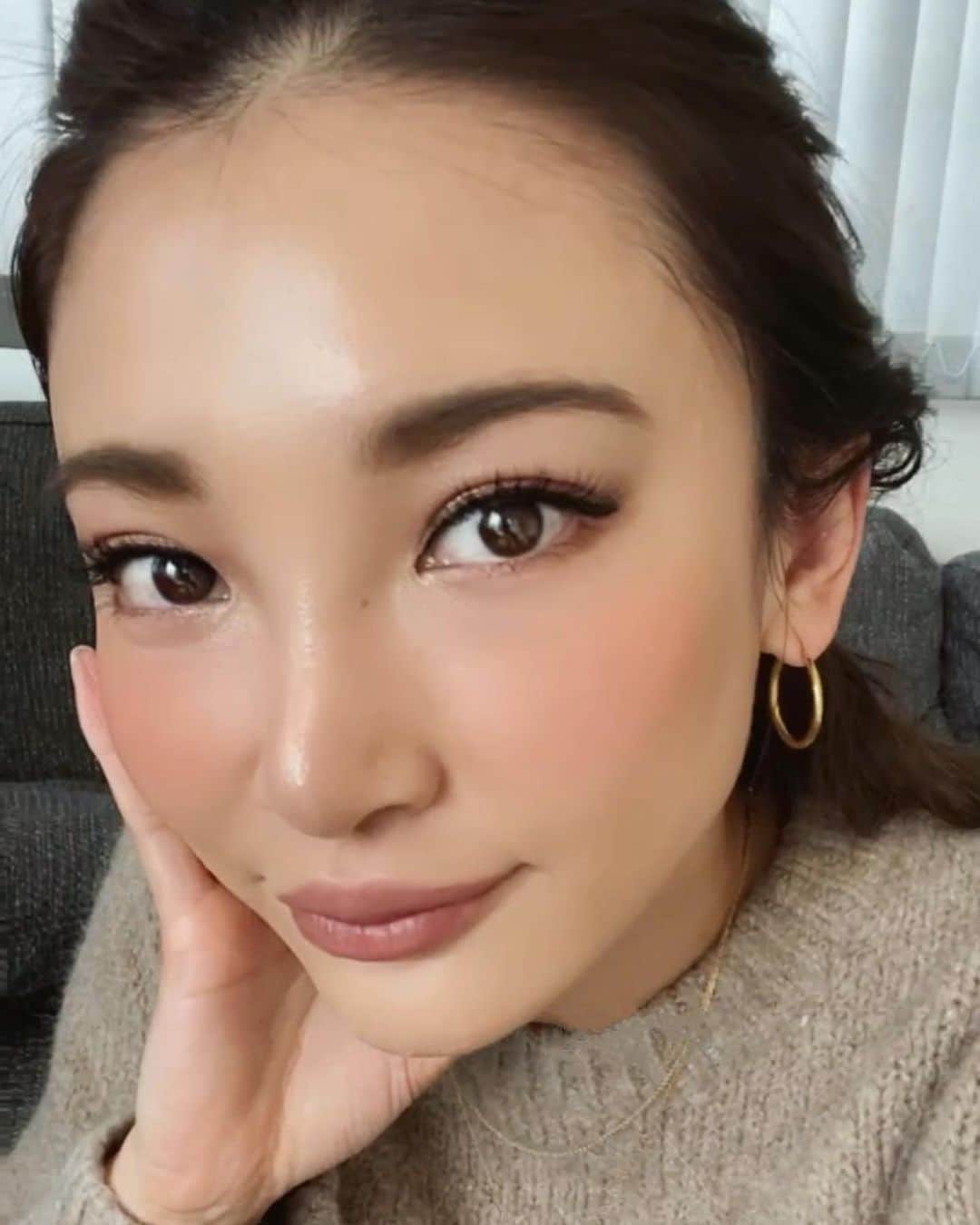 里海のインスタグラム：「ちかいっっっ🤣🤣 すいません！  あまり肌トラブルない方だったので 油断しました😭  鼻と唇の下😫😫😫いやだー  どうしても気になって嫌なので 初めて行く @tokyo_hills_clinic 銀座へ✨⭐️  私の好きなthe 🇯🇵な感じが とてもかっこよかったです🙌🏻　  ピーリングをして レーザートーニング ビタミン美容液導入  をしてもらいました🥺  これで、治りも早くなるそうなので、 安心です🥲  みなさまもマスクでの肌トラブルなど 気をつけてくださいね！！ オススメ美容セットでした🥰  まつ毛は　@lovecurl.eyelash」