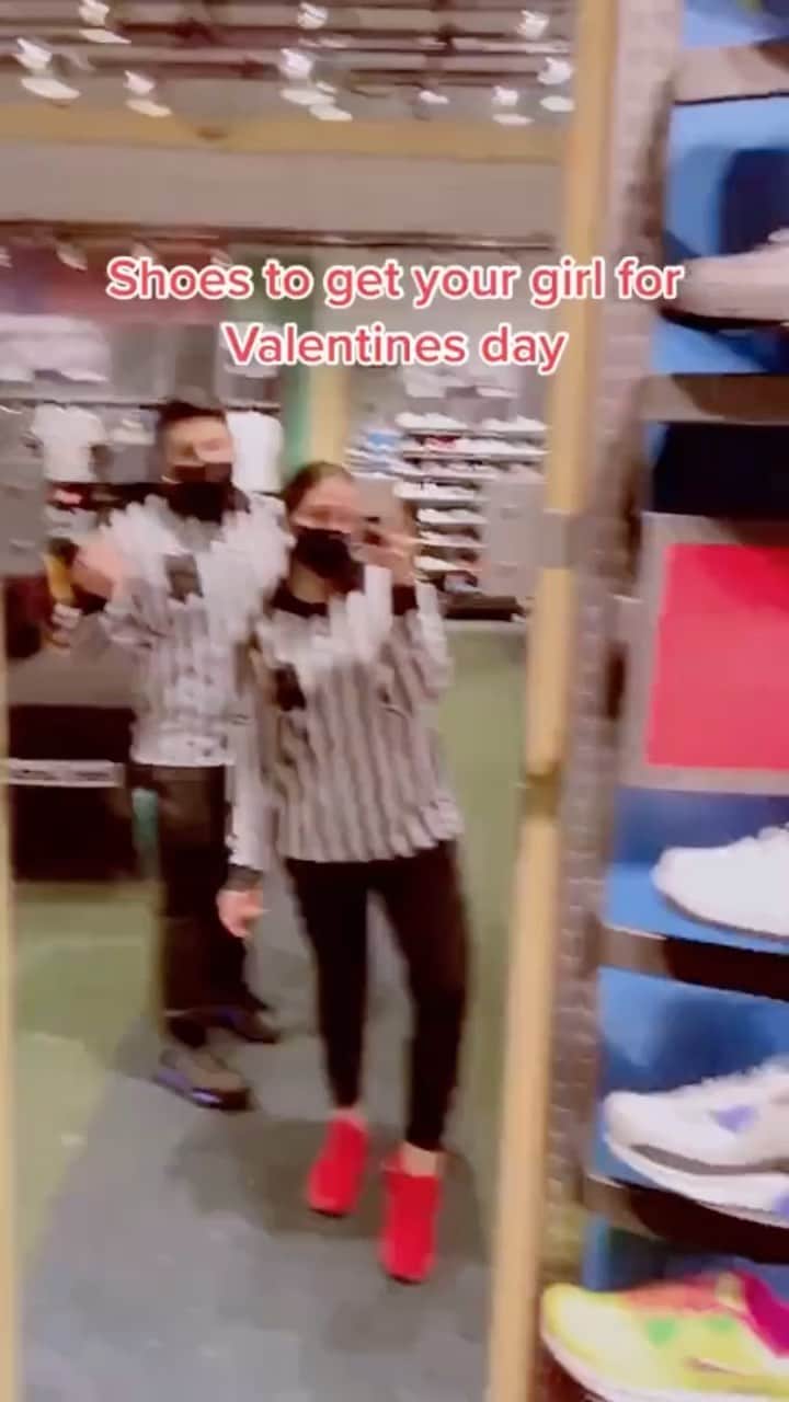 Foot Lockerのインスタグラム：「We got y'all for Valentine's Day ❤️#becausesneakers 🎥: @biancaagil」